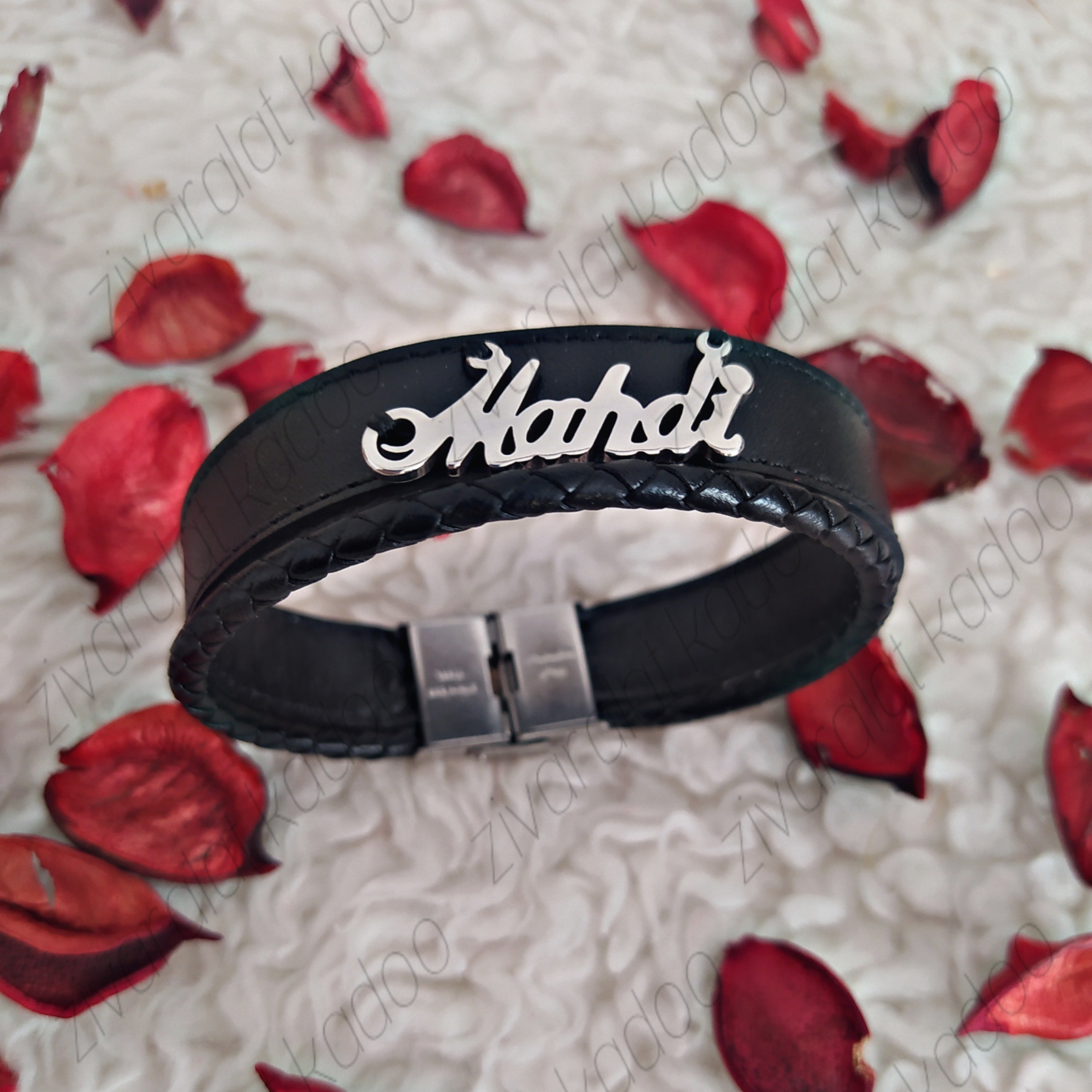 دستبند چرم طبیعی با کددار با پلاک سفارشی 