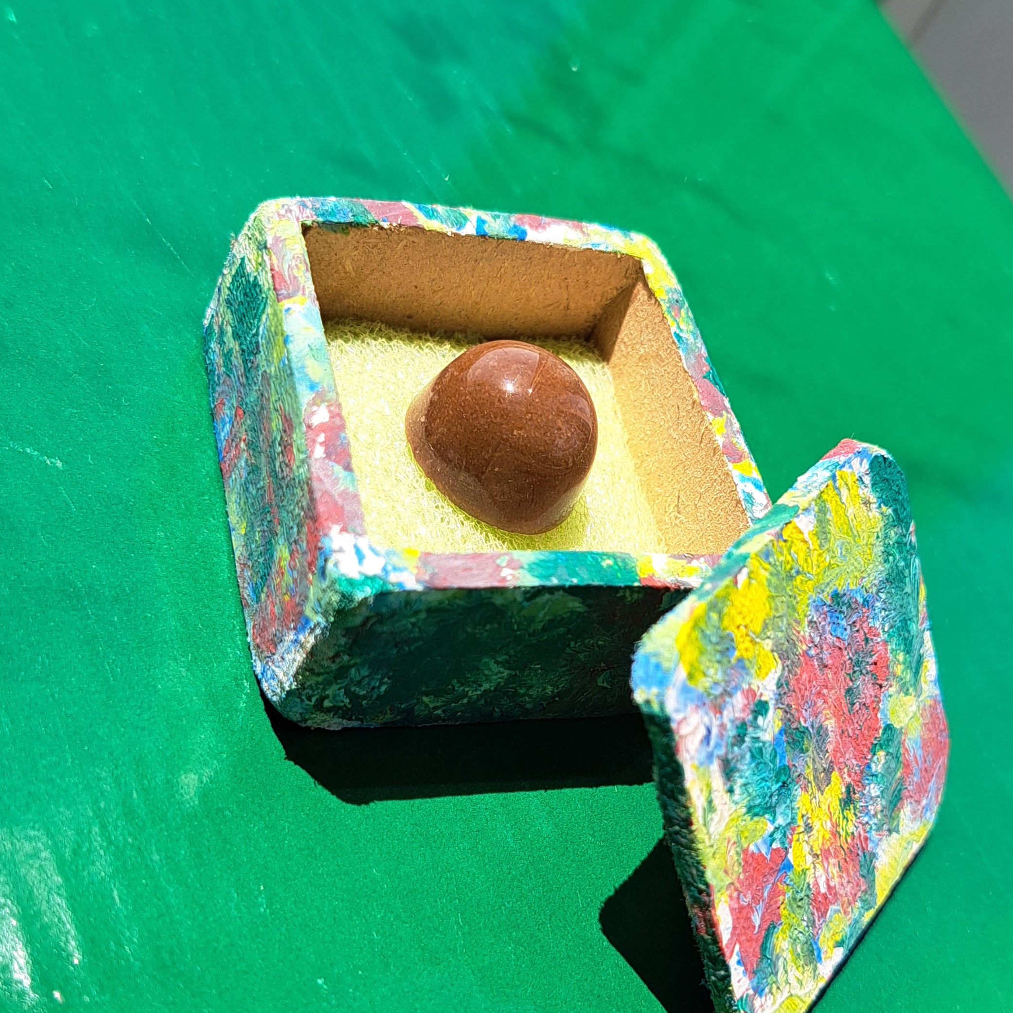 نگین عقیق زیبا و خوشتراش پولیش آینه ای با رنگی کمیاب و خاص کاملا طبیعی و با اصالت