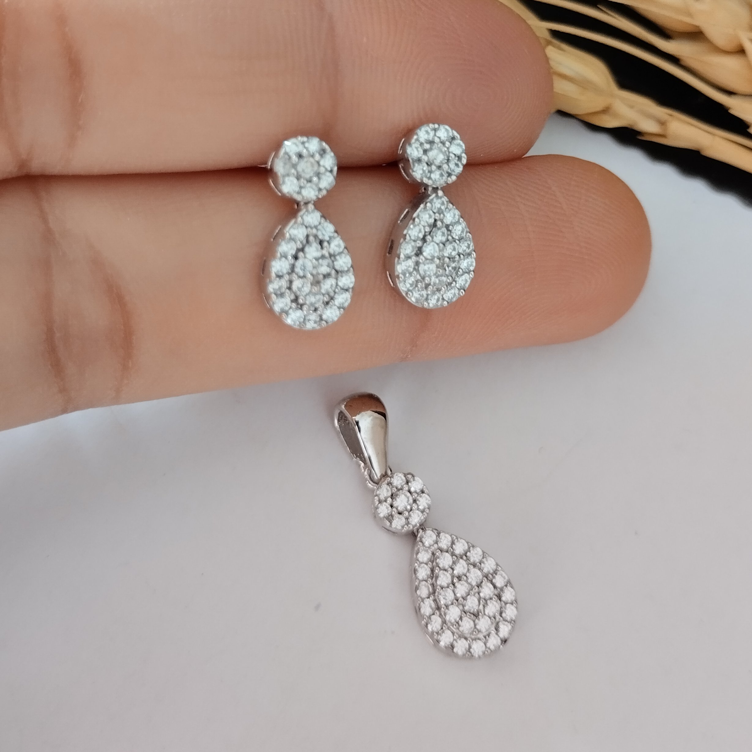 نیم ست نقره با روکش طلا و طرح خاص و زیبا