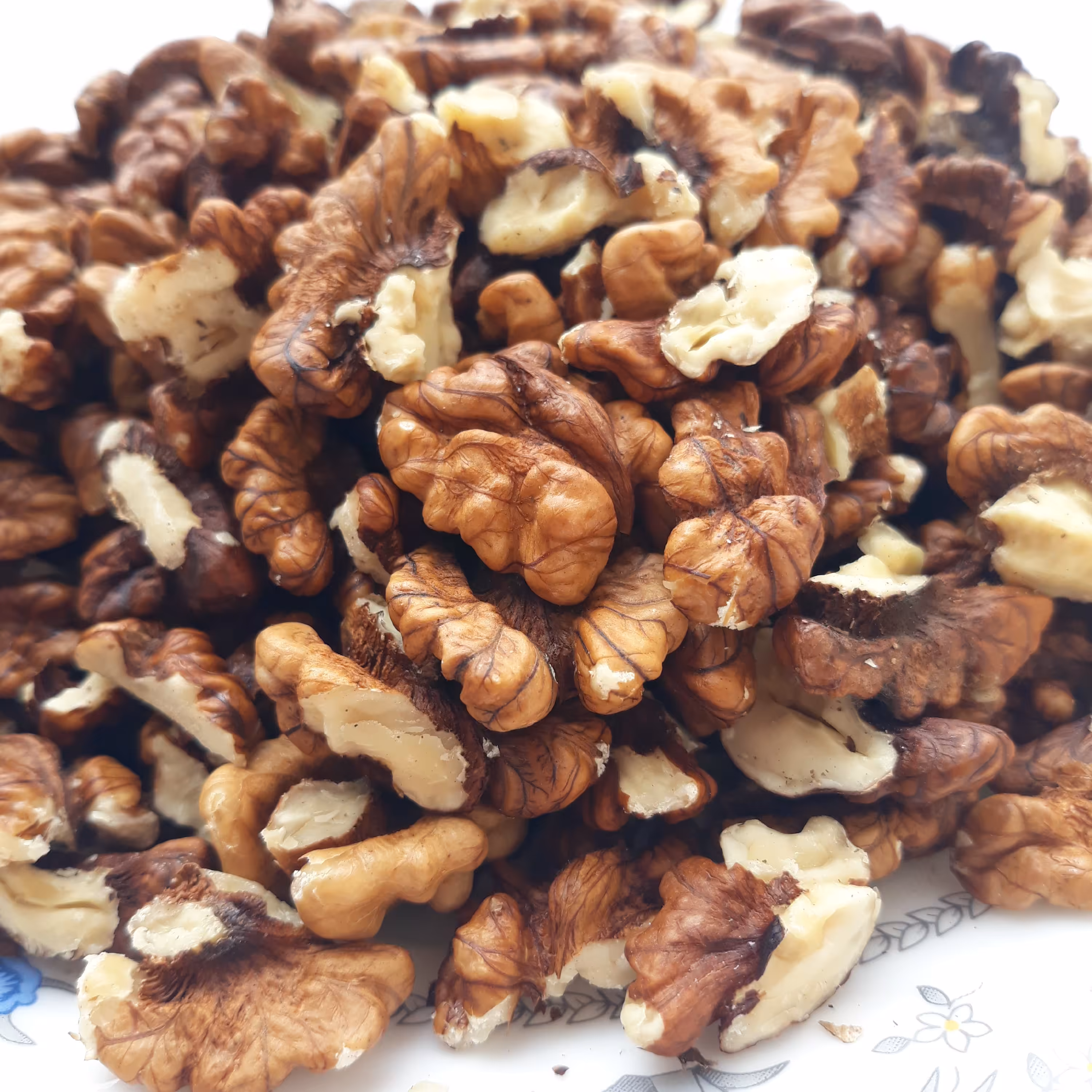 مغز گردو شکسته طبیعی و محلی باغ های گیلان( بسیار روغنی ) ( نیم کیلوگرم  ) مناسب خورشت