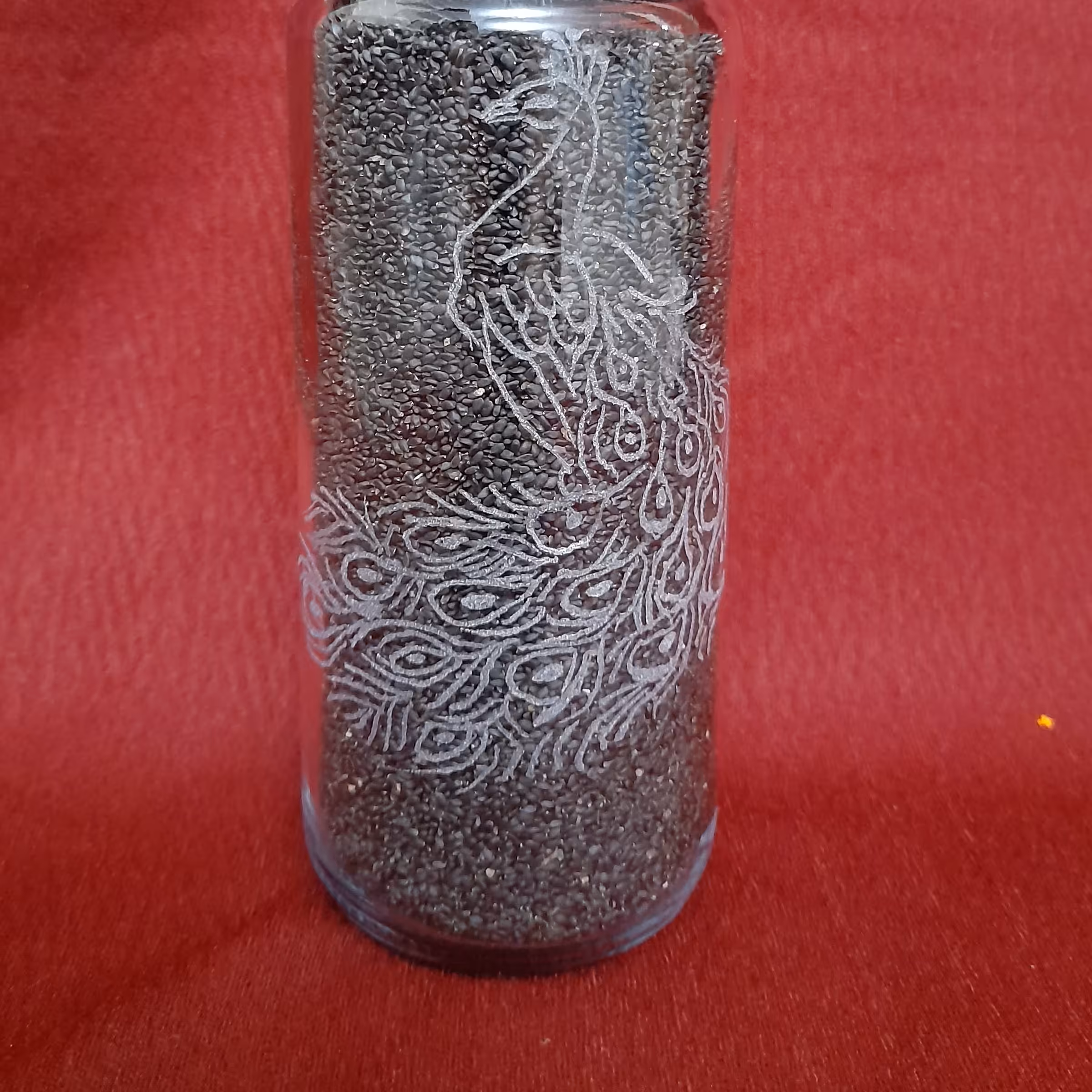 حکاکی طرح طاووس روی لیوان بشکه ای (عکس نمونه کار) طرح دلخواه پذیرفته میشود 