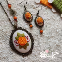 نیم ست گلدوزی گوشواره و گردنبند رومانتویی دست دوز گُل سا طرح نارنگی