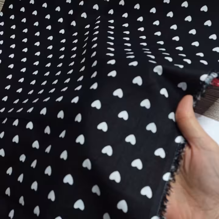 پارچه کتان نخ پوپلین (فیلور) عرض 90، طرح قلبی قرمز و مشکی