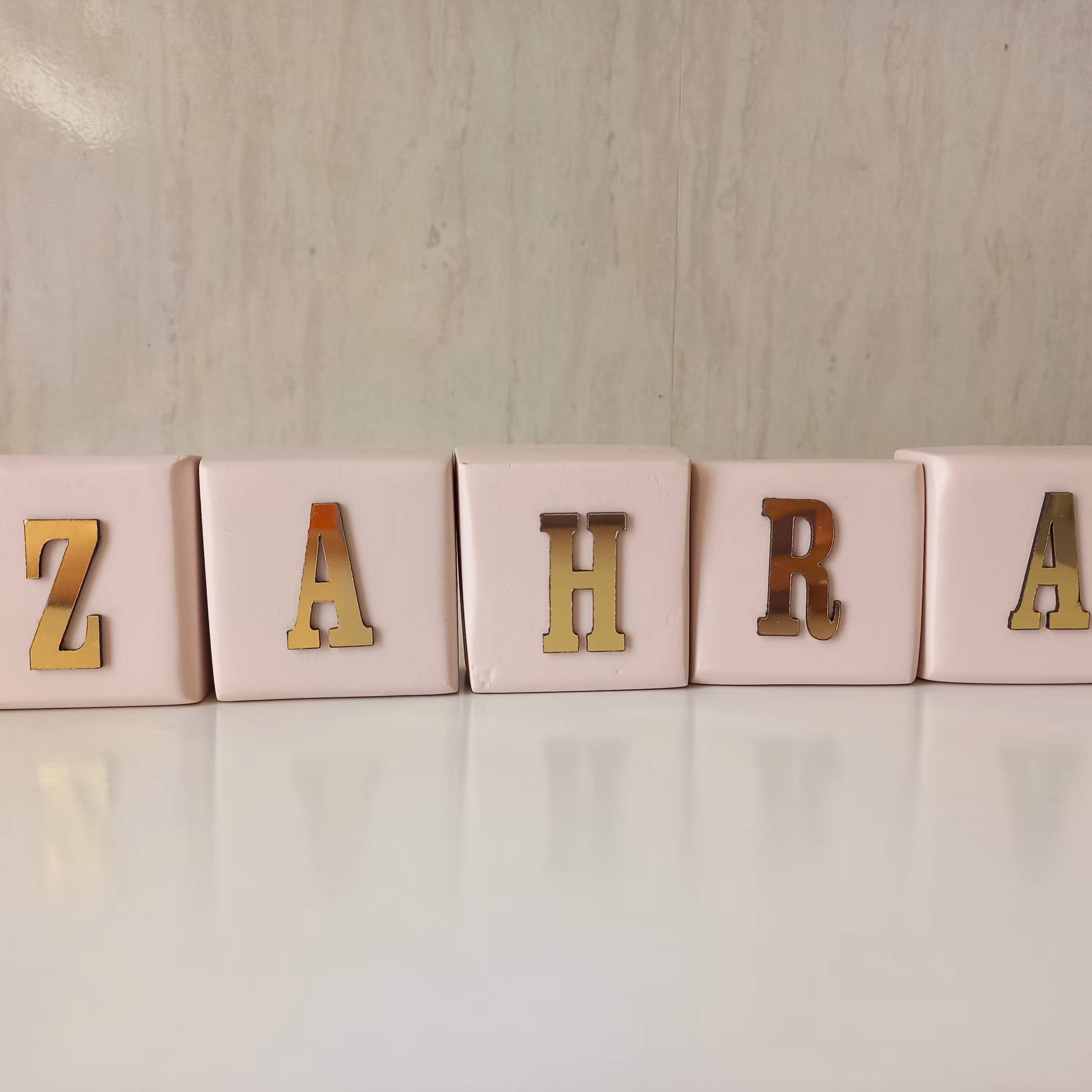 استند اسم چوبی ابعاد 5 در 5 اسم زهرا