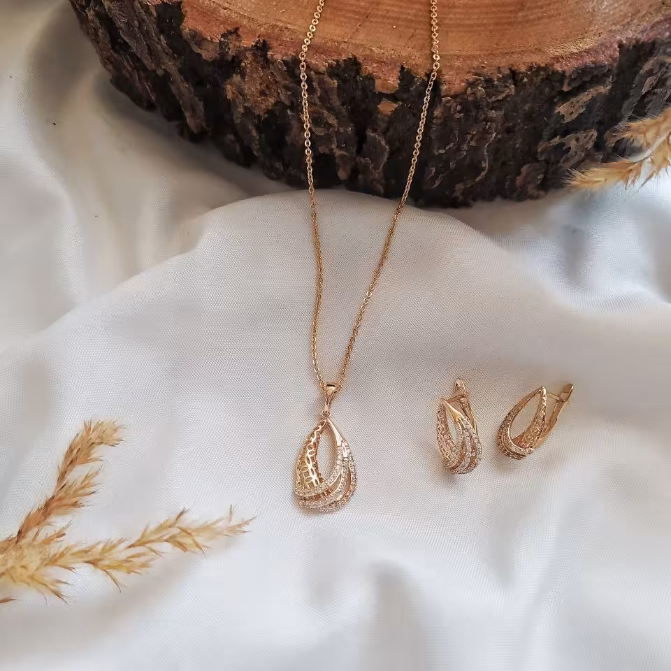 نیم ست طرح طلا برند معروف ژوپینگ رنگ ثابت کار پرفروش آبکاری آب طلا ضد حساسیت (حتما قبل از ثبت سفارش موجودی بگیرید)