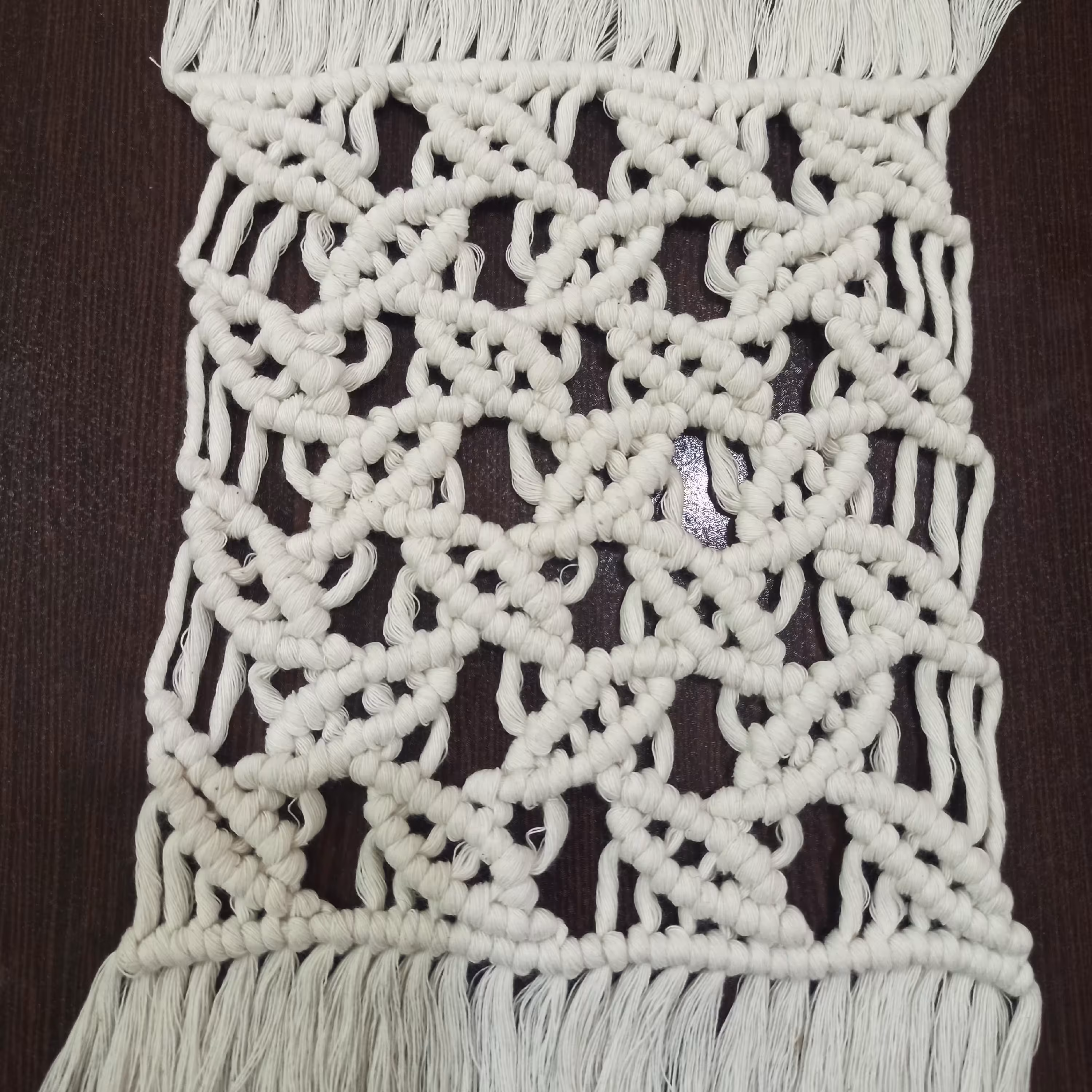  زیر گلدانی با نخ مکرومه سفید       طرح برگ