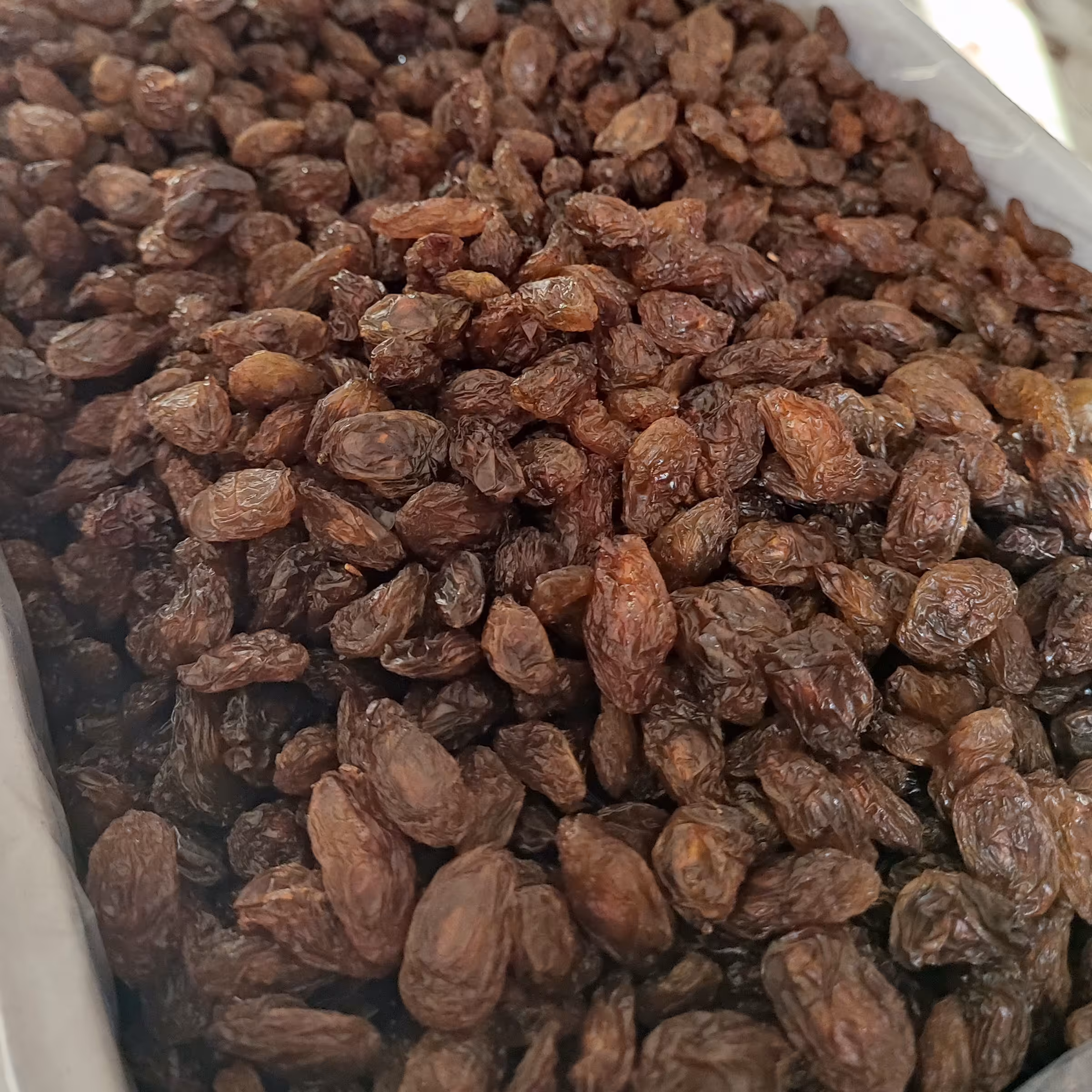 کشمش فخری پاک شده گوشتی شیرین هسته دار(یک کیلویی)