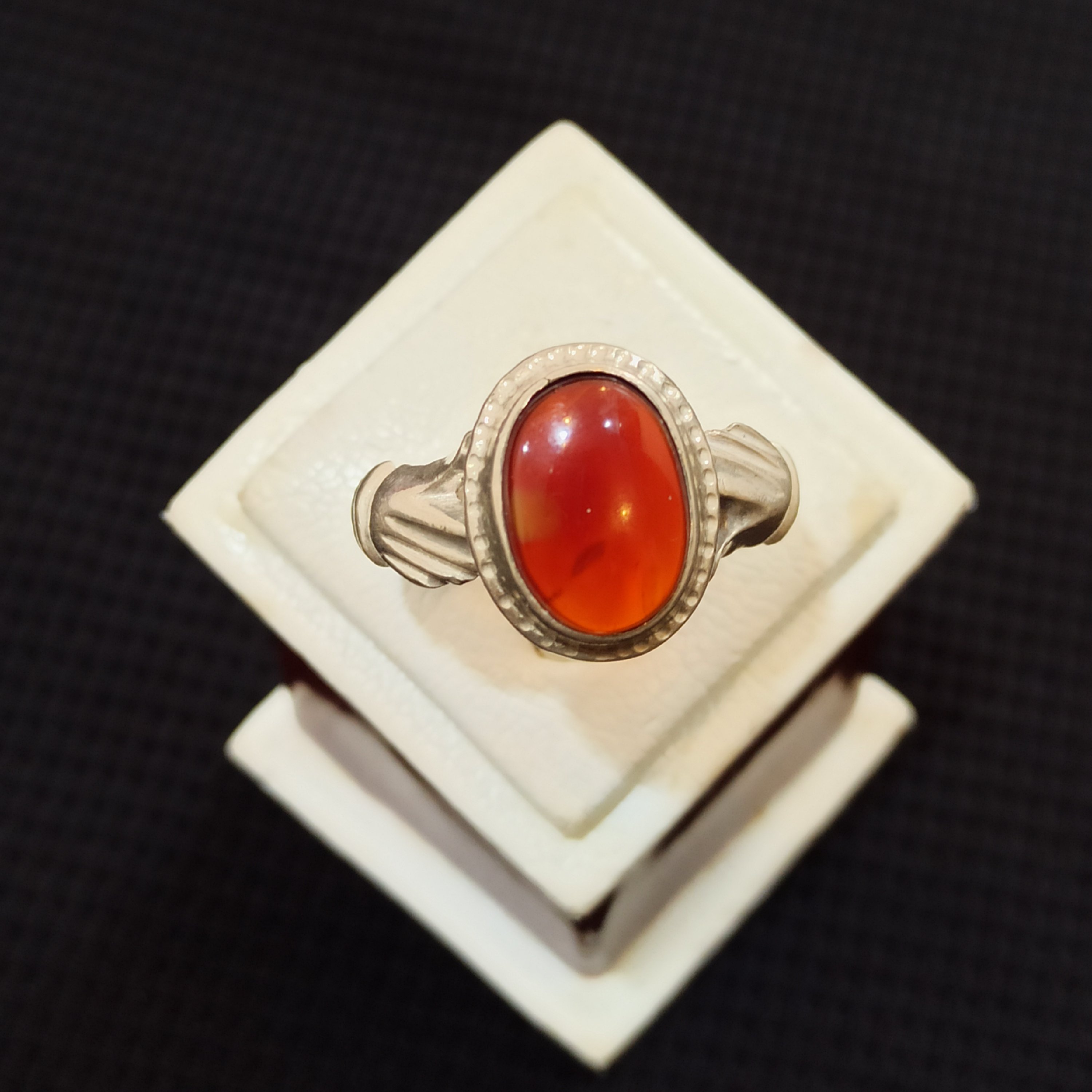 انگشتر نقره با سنگ عقیق یمنی