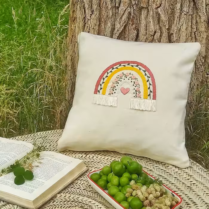 کاور کوسن گلدوزی شده با دست طرح رنگین کمان