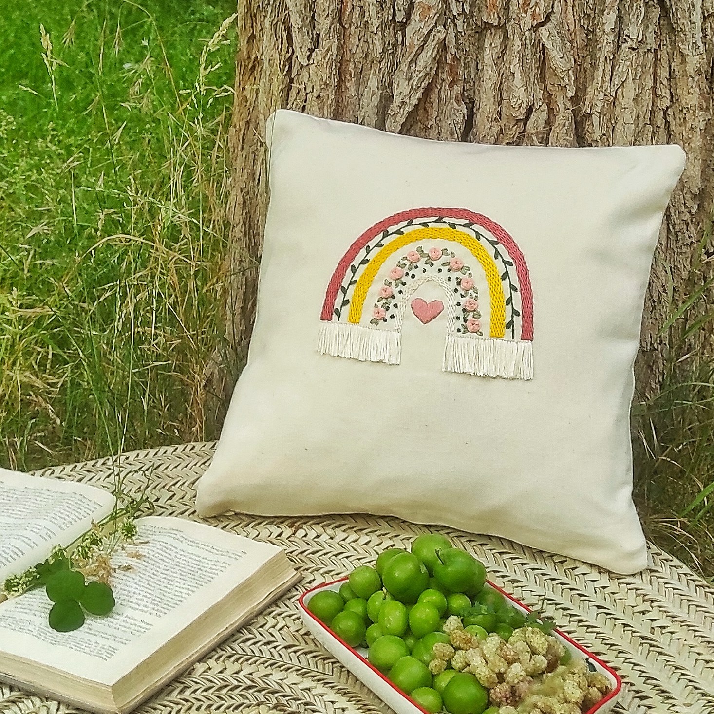 کاور کوسن گلدوزی شده با دست طرح رنگین کمان
