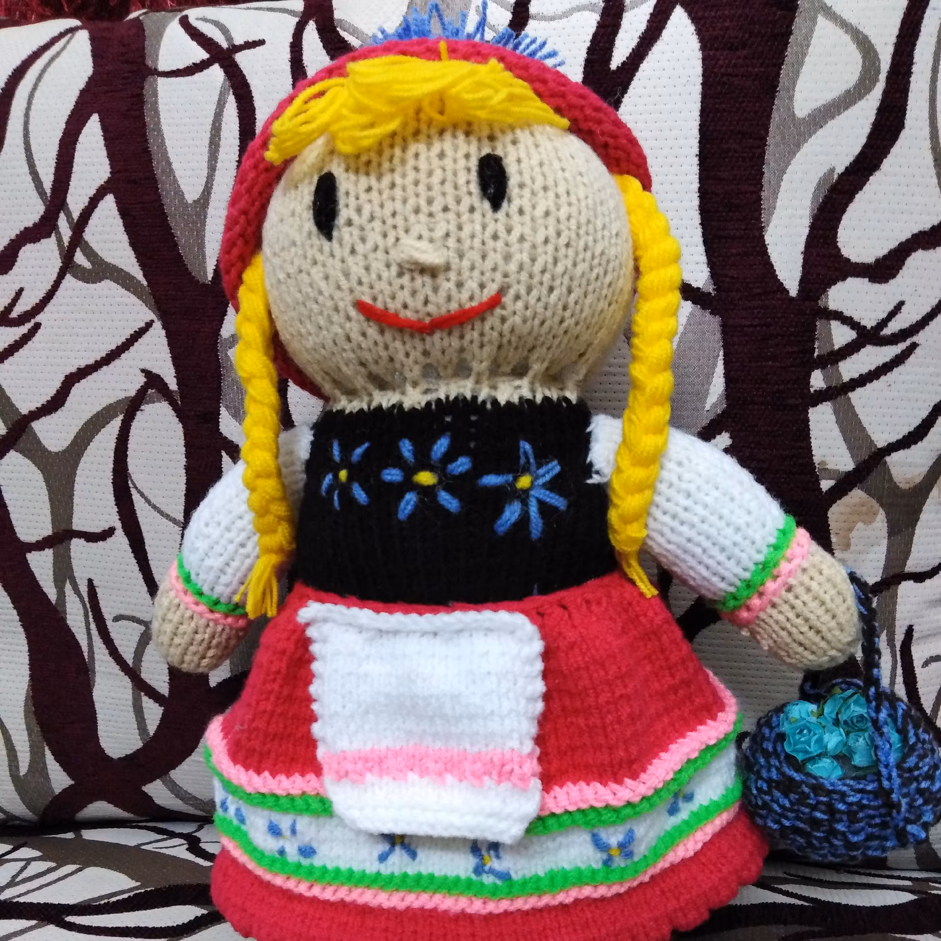 عروسک دست بافت طرح دخترک روستایی 