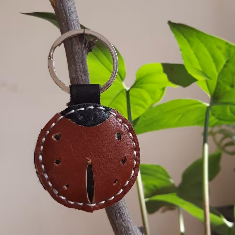 جاسوییچی و آویز کیف کفشدوزک چرم طبیعی