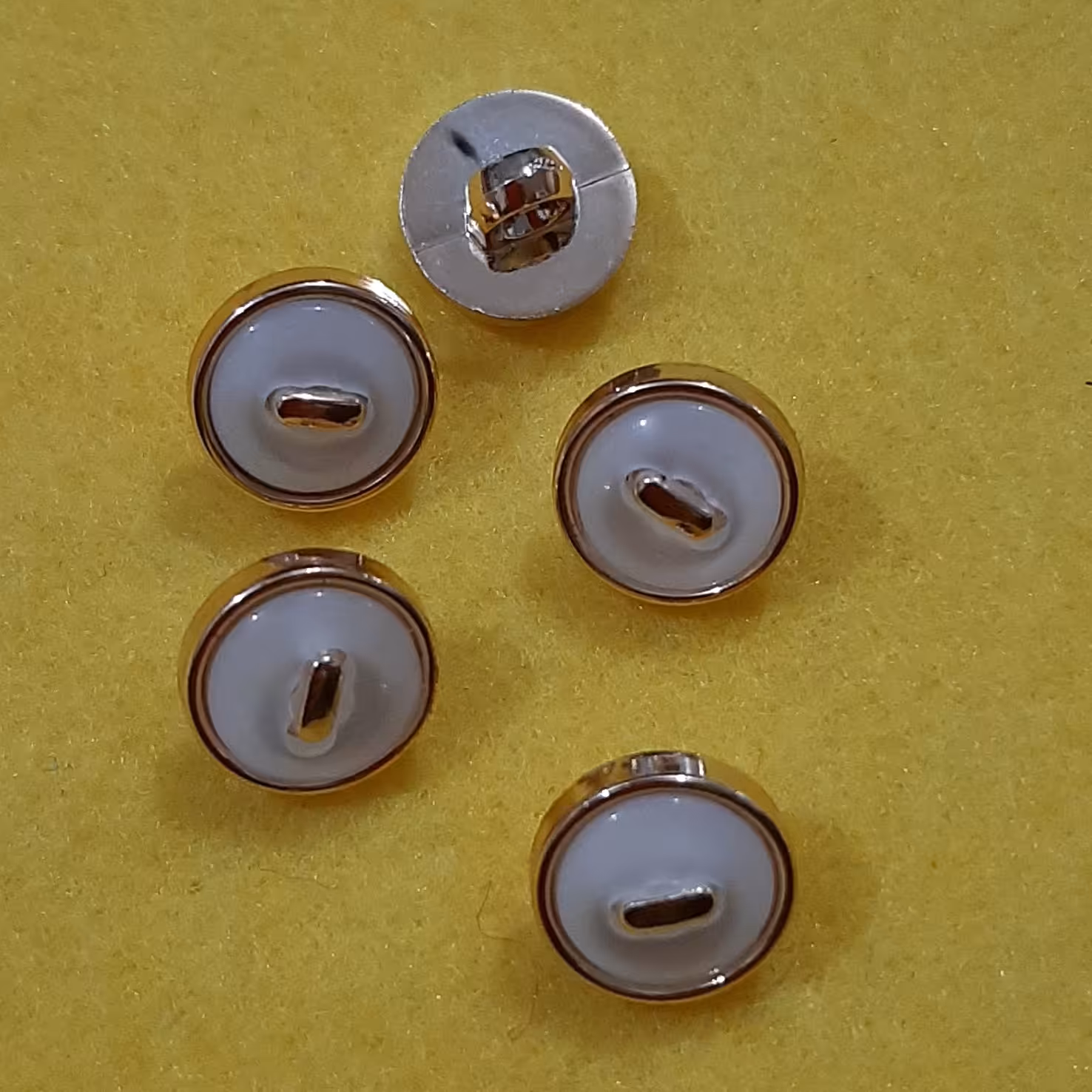 دکمه  سفید طلایی . گرد  سایز شومیزی. وارداتی.