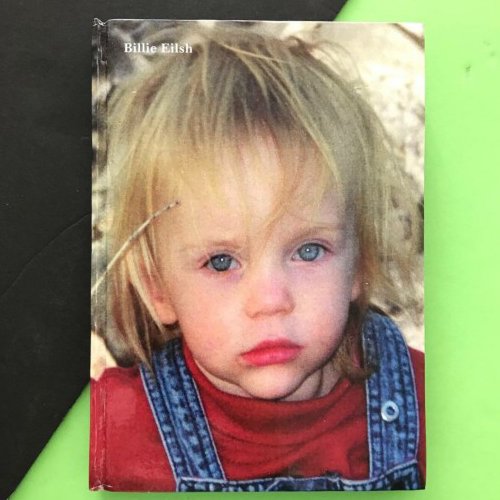 کتاب زندگینامه تصویری بیلی آیلیش (Billie Eilish) با بهترین کیفیت

