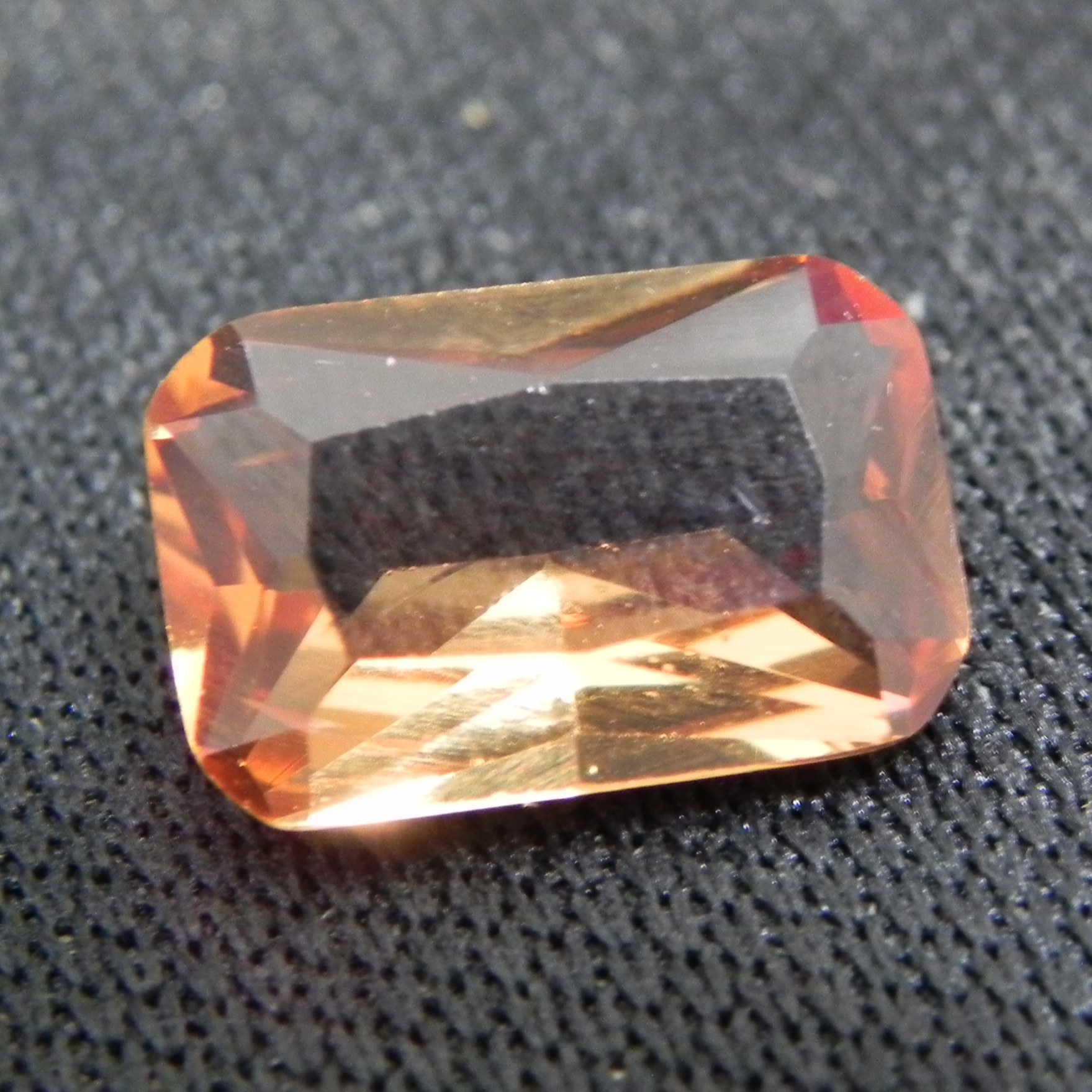 نگین الکساندریت هفت رنگ اصل تراش باگت برلیان مناسب انگشتری