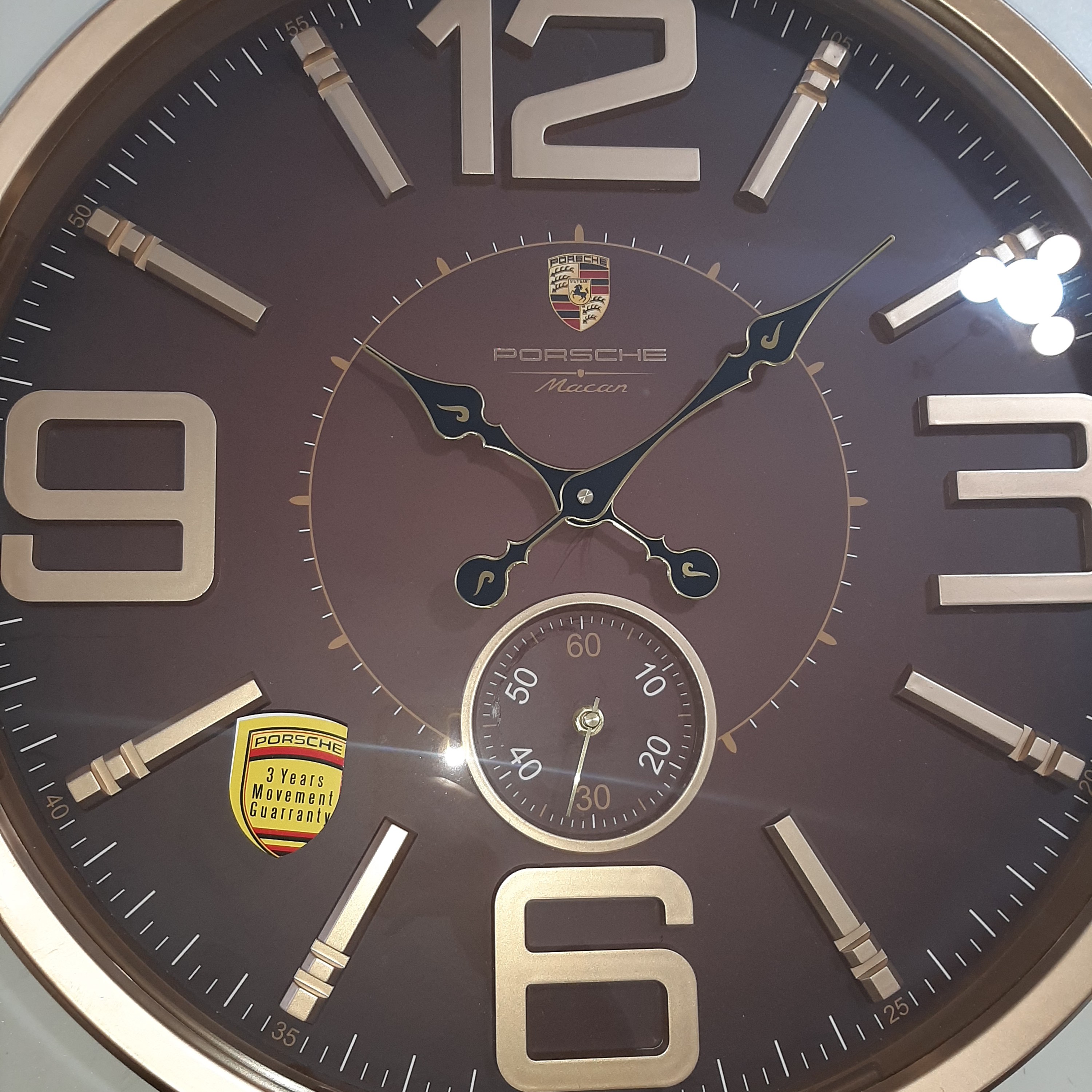 ساعت دیواری مارک Porscheرنگ فندقی با اعدادرنگ طلایی وقطر58سانت