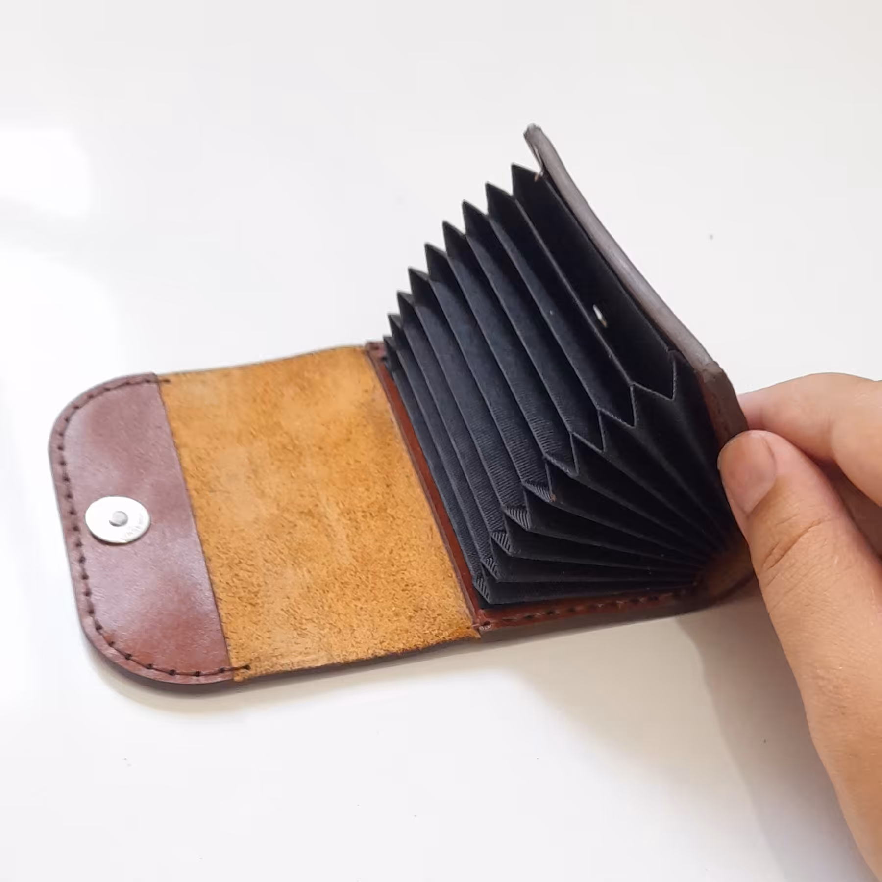 جاکارتی آکاردئونی چرم تعداد کارت بالا  چرم طبیعی  جاکارتی دستدوز جاکارتی  شیک و با کیفیت   هدیه 