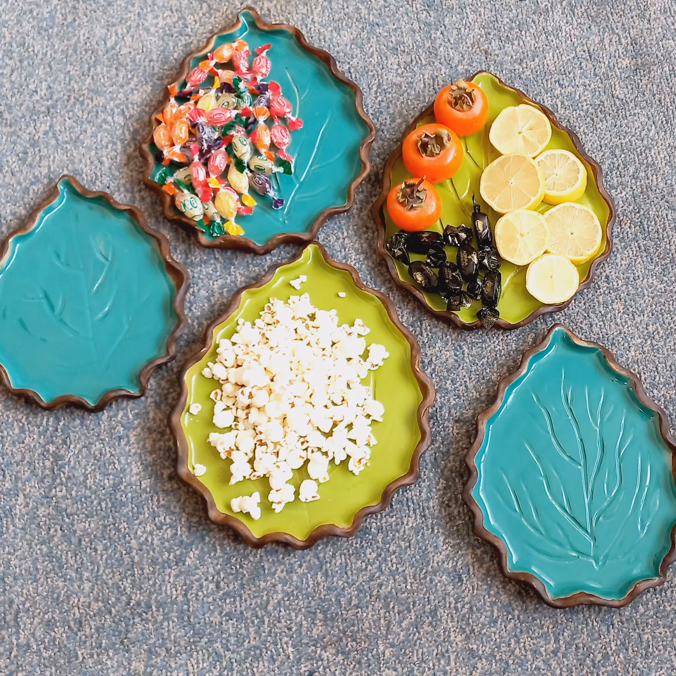 ظرف پذیرایی لعابدار ،  طرح برگ  رنگ سبز فیروزه و سبز فسفری 