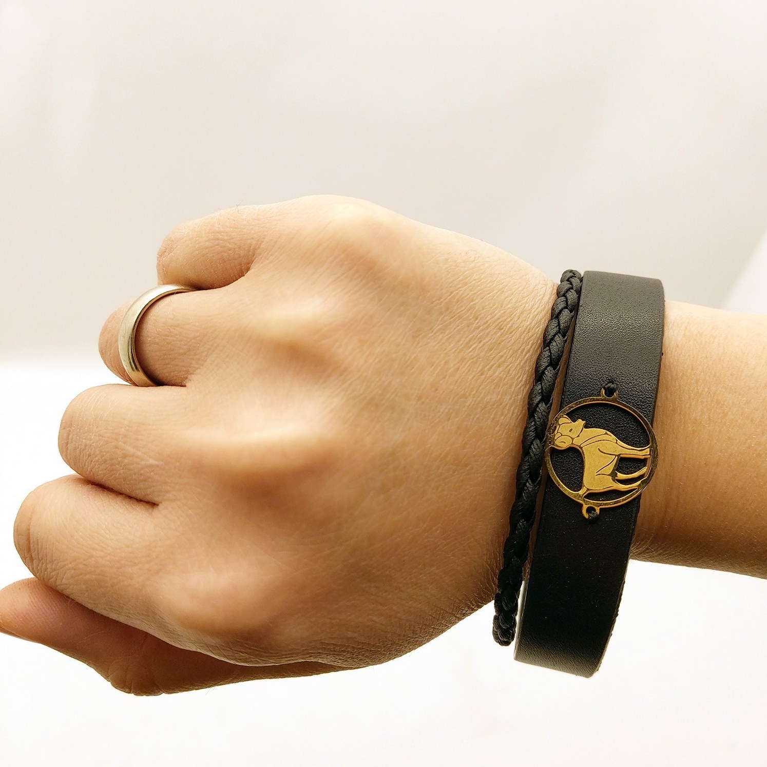 دستبند چرمی ماه فروردین