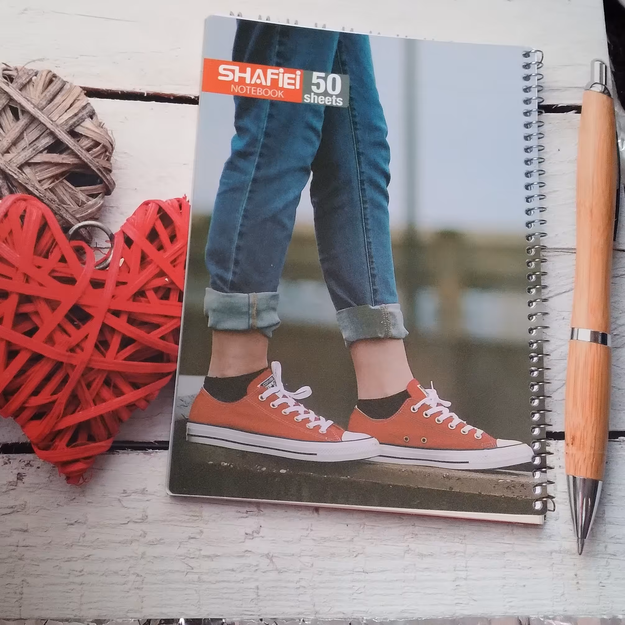 دفتر مشق 50 برگ سیمی شفیعی طرح کلاسیک کتونی جلد طلقی