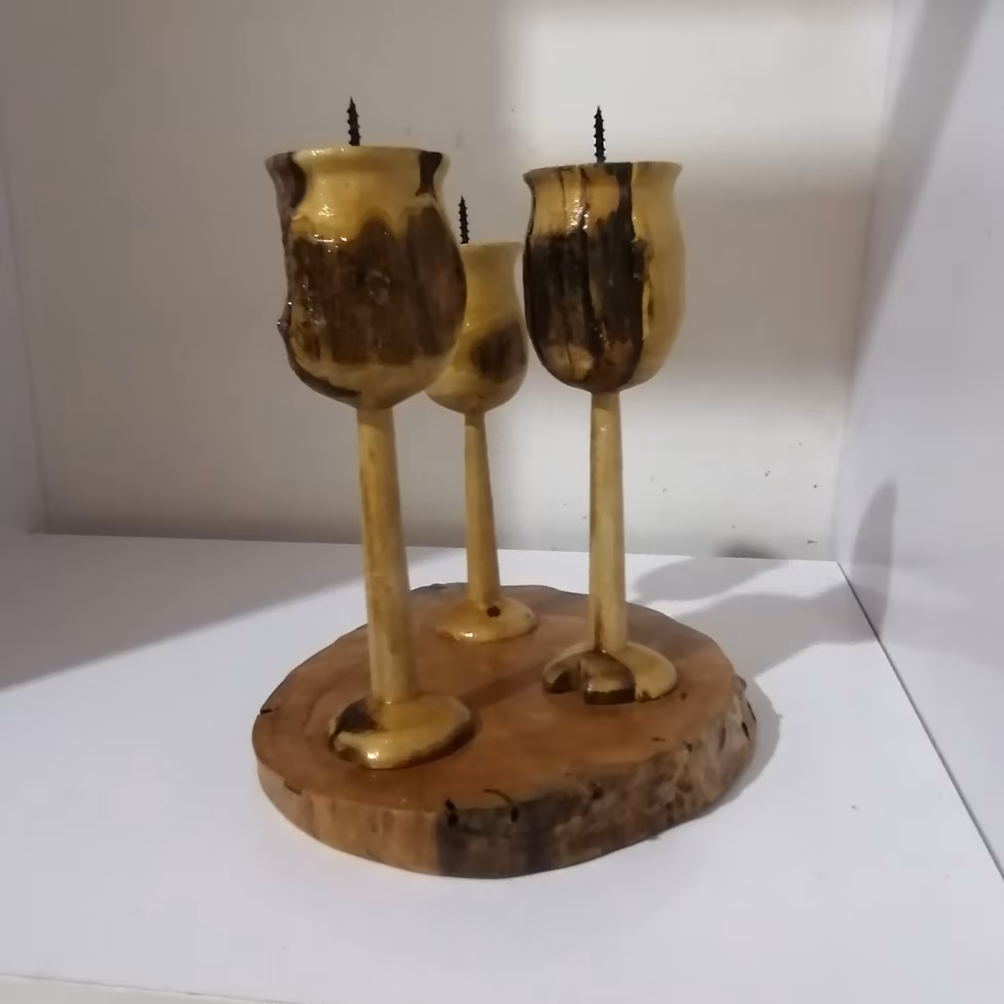 شمعدانی با وزن حدود 500 گرم و ابعاد طول 26 و عرض 17 و ارتفاع 22 سانتیمتر 