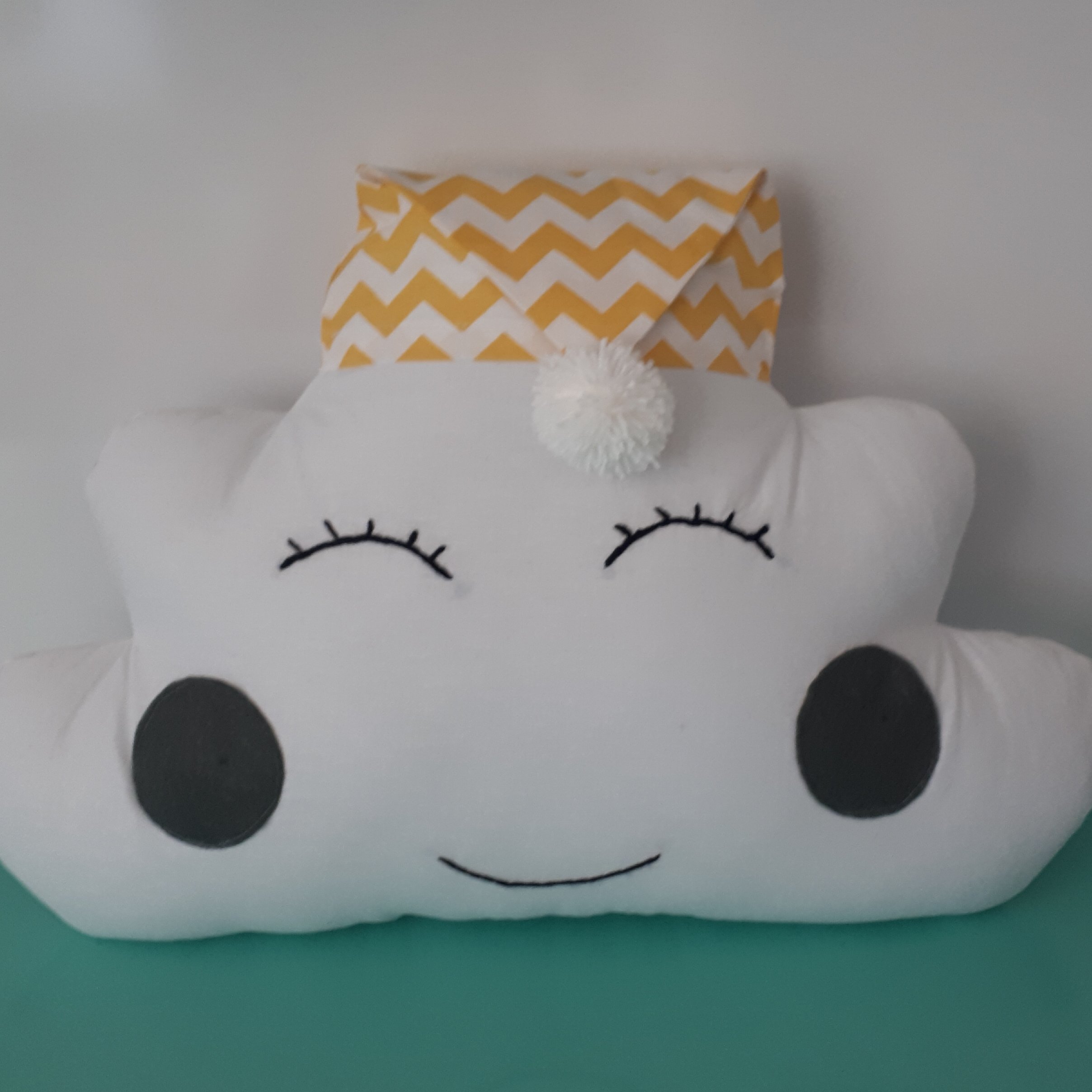 کوسن فانتزی طرح ابر کلاه دار 