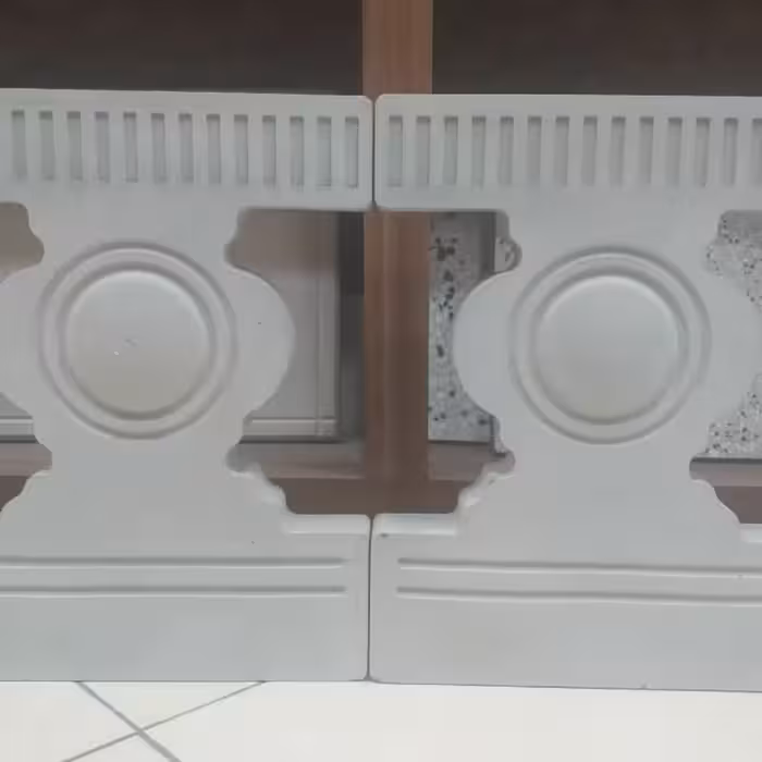 جدول دورباغچه پلیمری: طرح نرده‌ای؛ سایز: 35×45؛ رنگ: سفید، قرمز، خاکستری، کرم، مشکی، طوسی و سایر رنگ‌ها

