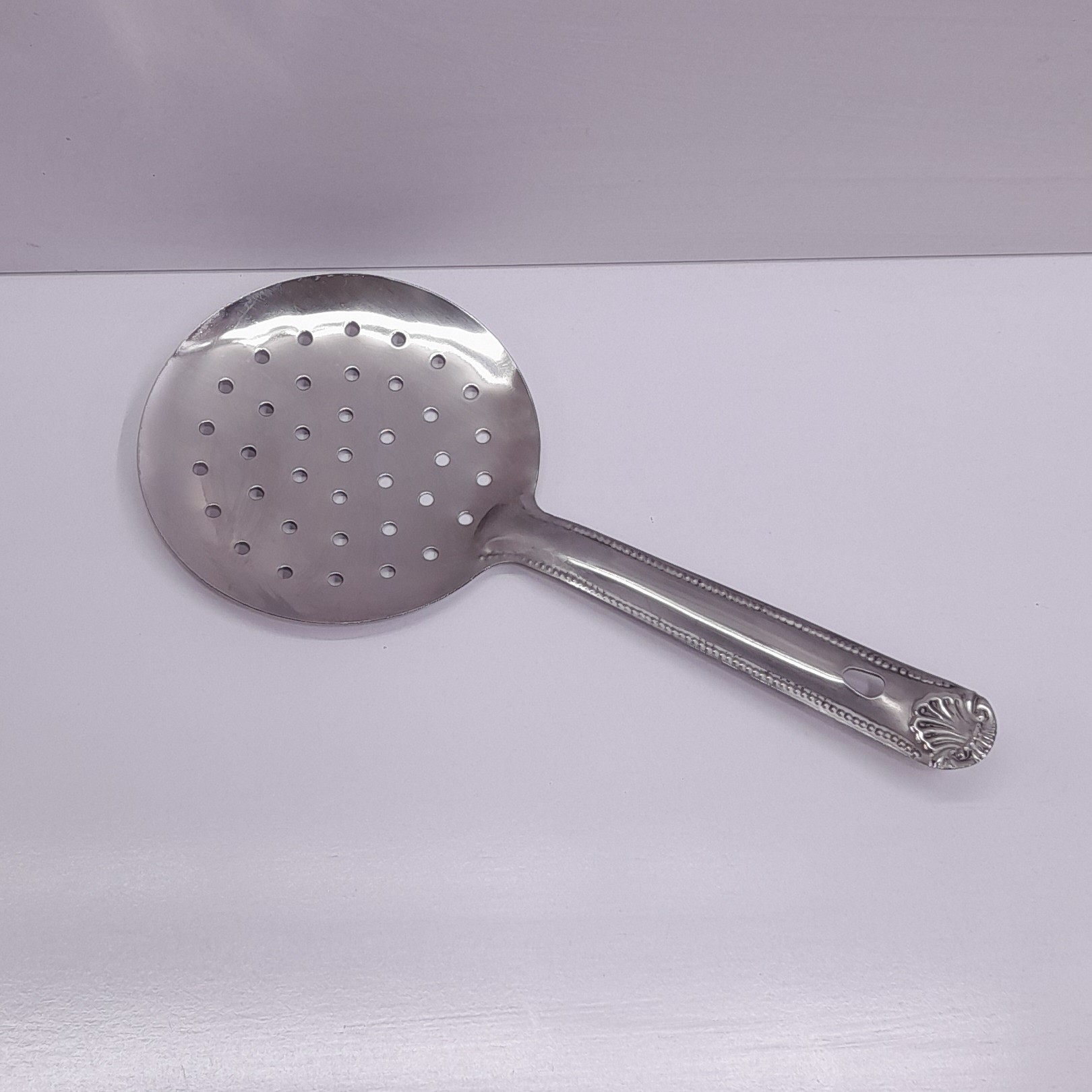 کفگیر سوراخ دار دسته کوتاه در پلاسکو خورشید شب