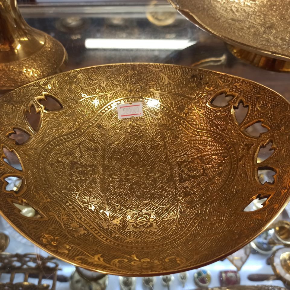 کشکول شکلات خوری برنجی، قلم زنی کاردست، ساخت هندوستان
بسیار خاص و خوش نقش مناسب برای پذیرایی، قابل شست و شو بدون تغییر