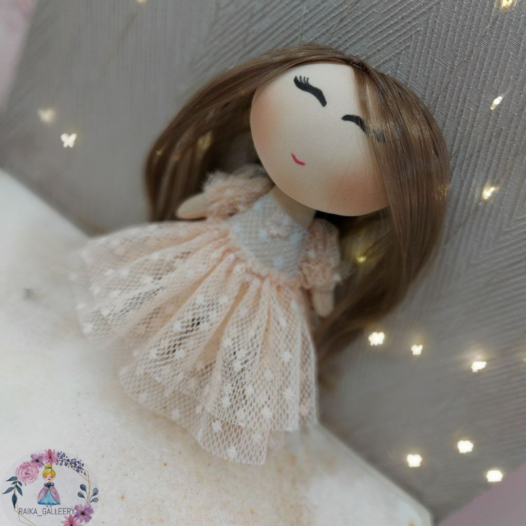عروسک پارچه ای همراه با پایه نگهدارنده
