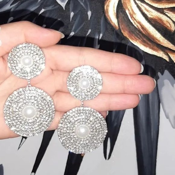 گوشوارهای نگینی  .ساخته شده از نگین اصل اتریشی.با ضمانت نامه اصالت کالا
ضدحساسیت
رنگ ثابت
زیباشوگالری اولین گالری دا