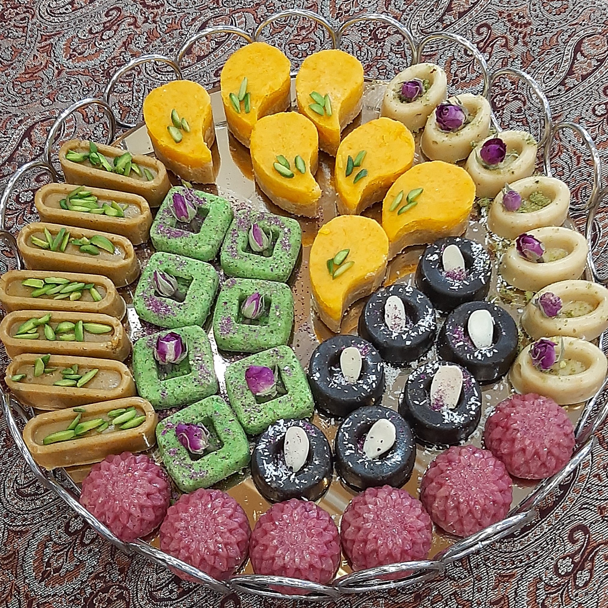 حلوا بوتیکی-1 کیلو گرم- هزینه ارسال به صورت پس کرایه و در مقصد