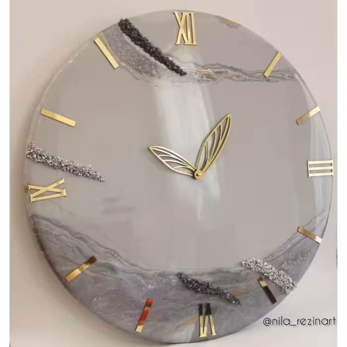 ساعت دیواری طوسی طلایی طرح روستیک رزینی به همراه رگه های کریستال