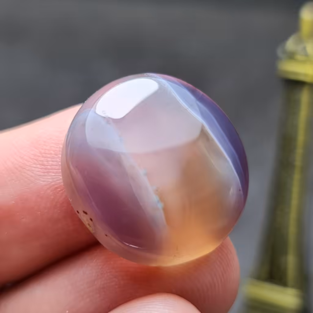   نگین فوق العاده زیبای سنگ صد درصد طبیعی عقیق دو رنگ خراسانی اصل معدنی
کد  27346