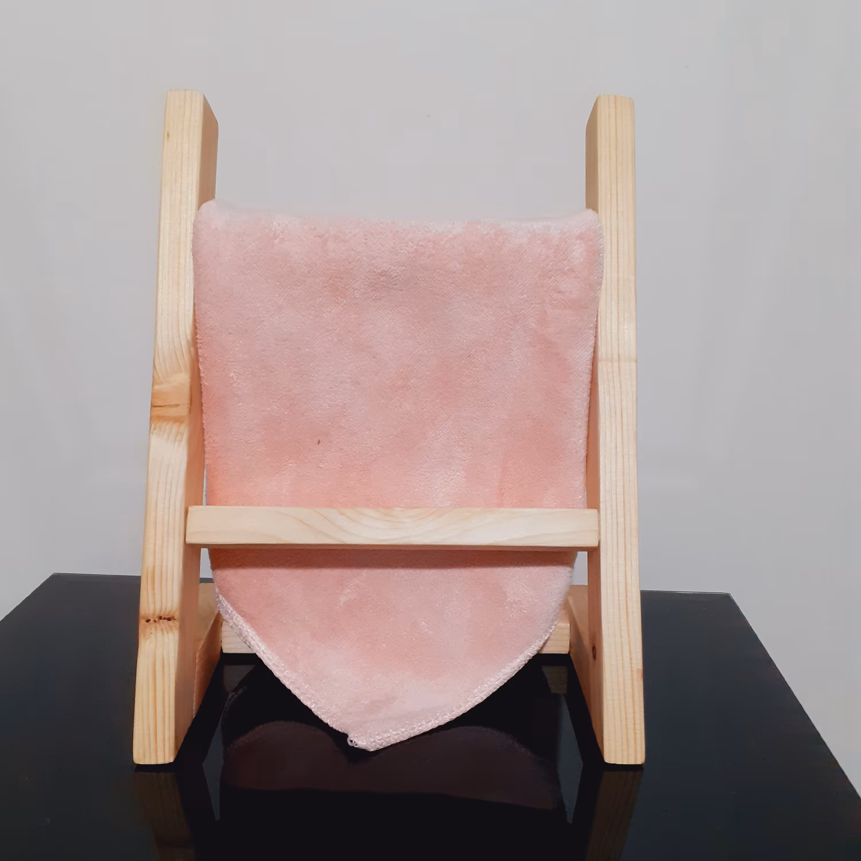 نردبان چوبی  مناسب آشپزخانه و اتاق  دارای دوپله  بسیار مقاوم و محکم  استفاده از میخ توکار و چسب