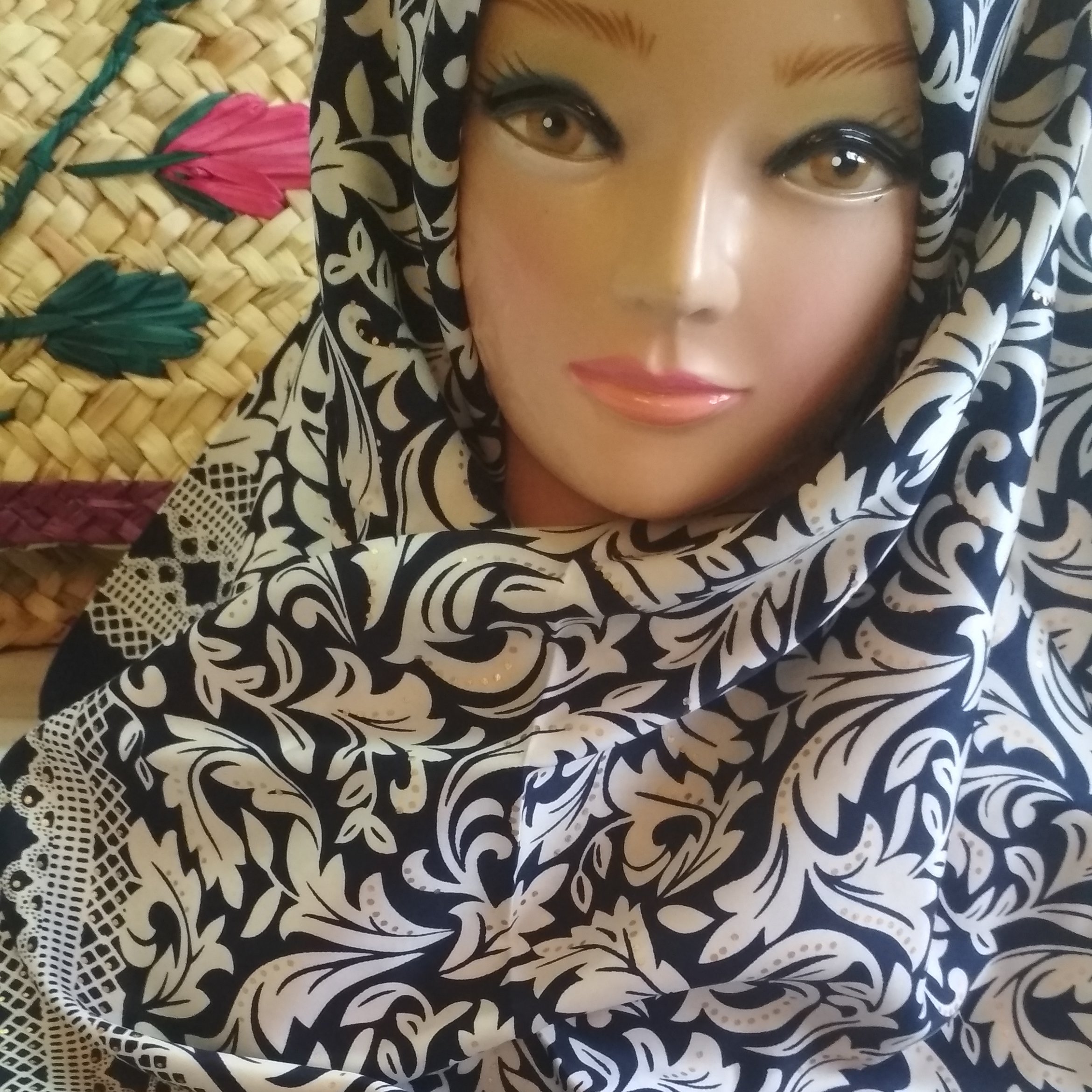 روسری کرپ ساتن سفیدسرمه ای نگین دار قواره 110بازاری