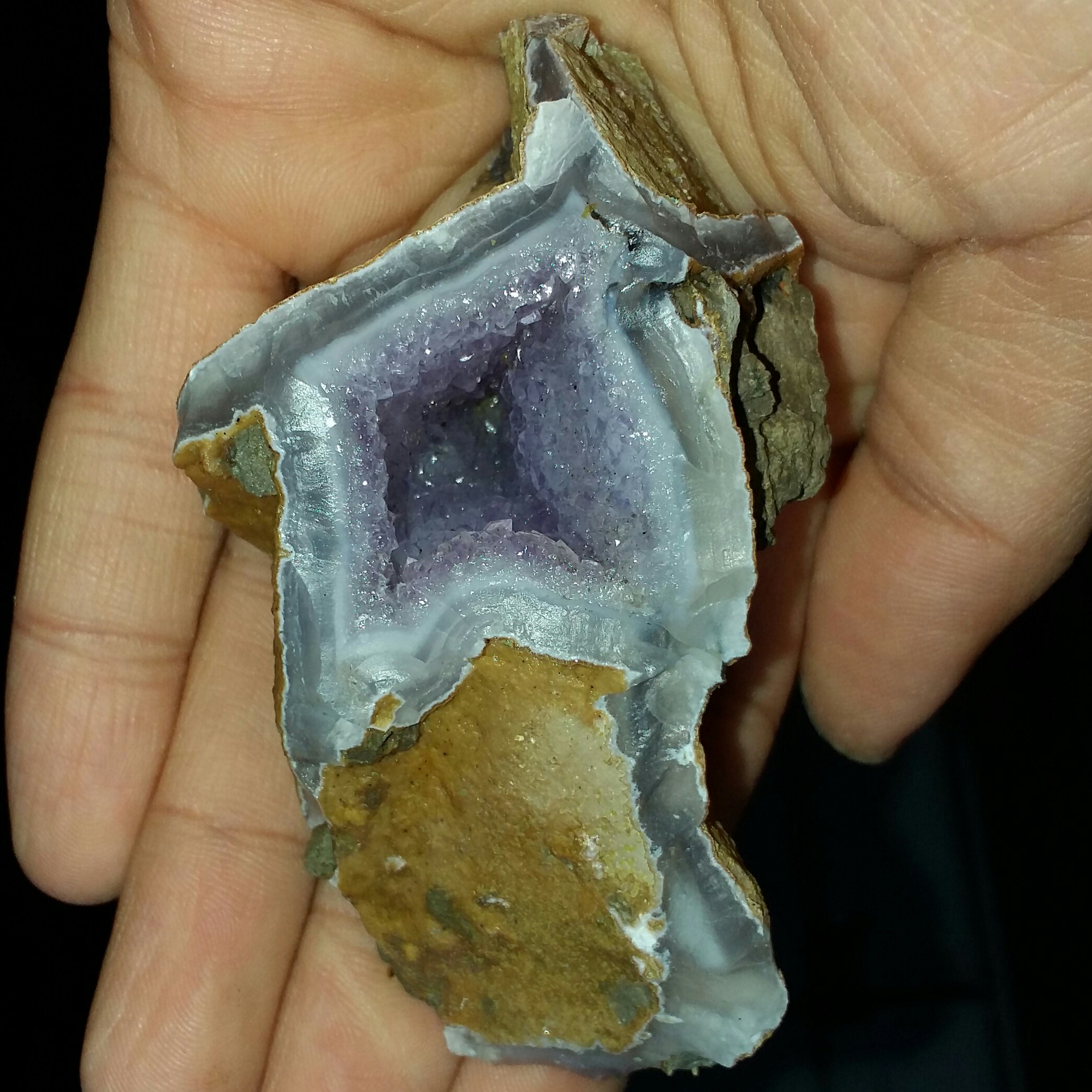 نمونه کلکسیونی سنگ راف آمیتیس پر  بلو پر رنگ بسیار زیبا دیدنی کاملا طبیعی شاهکار خلقت خاا ااص