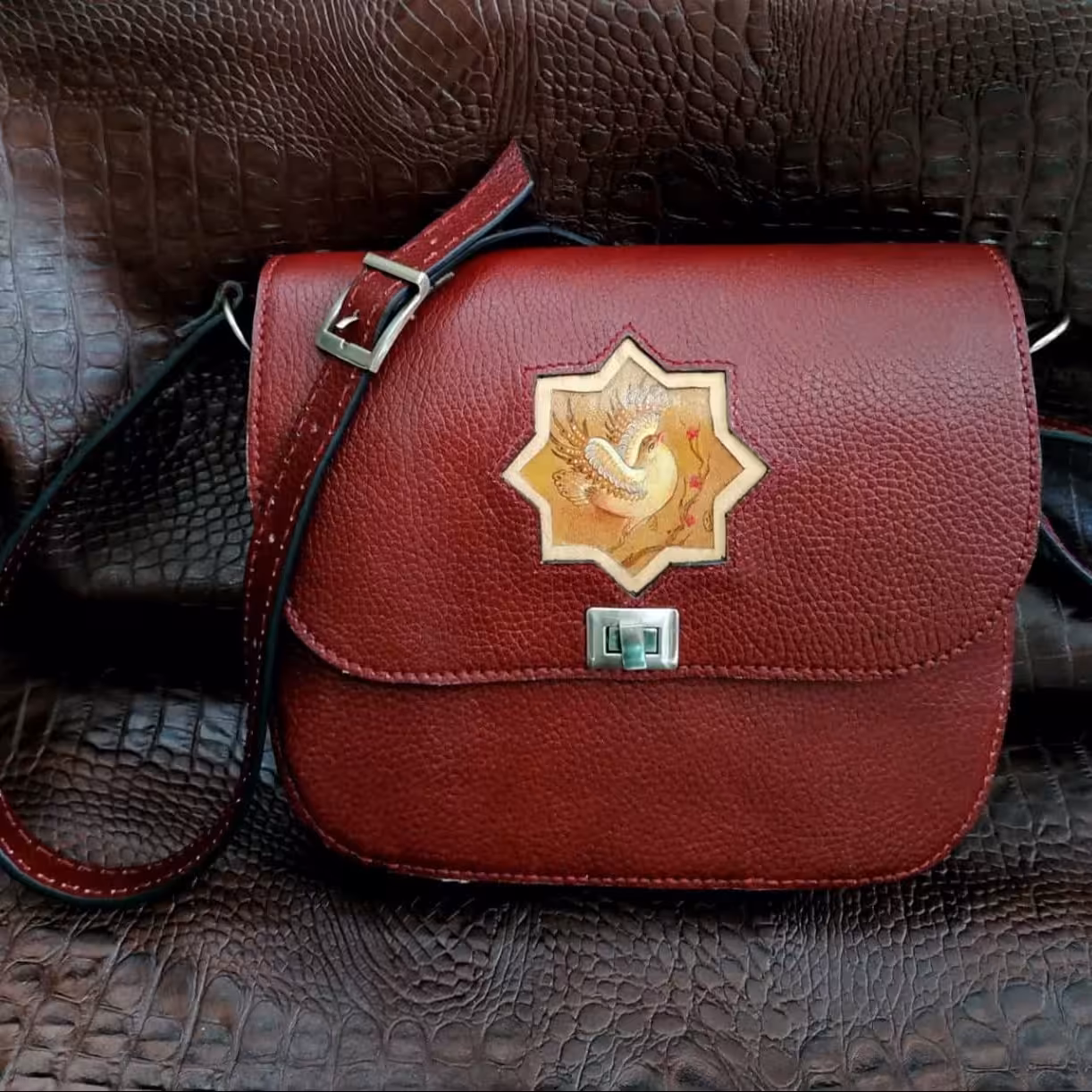 کیف دوشی مجلسی زنانه چرم دست دوز با مینیاتور ایرانی