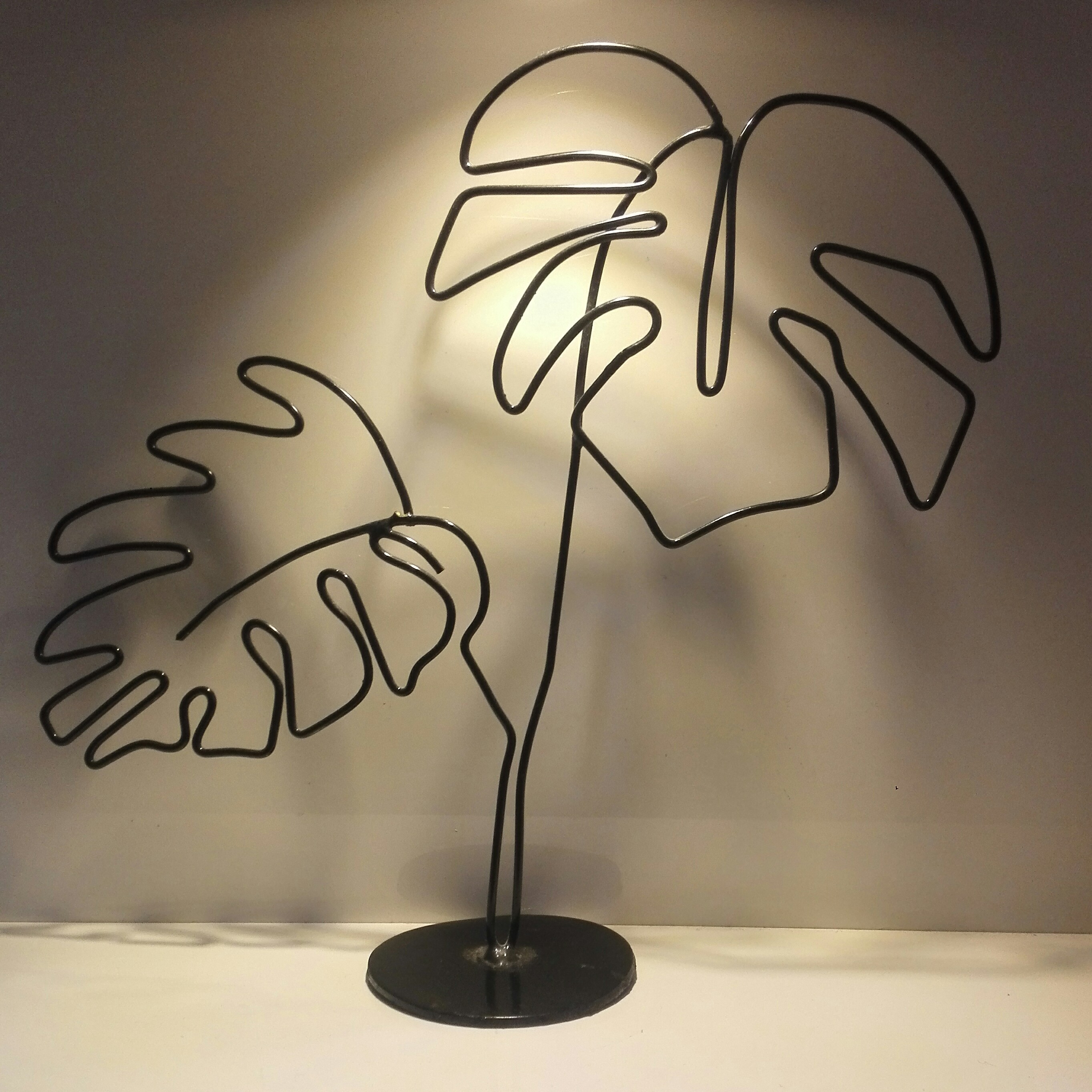 مجسمه مفتولی طرح برگ کار دست محکم و بادوام بدون تغییر شکل در اثر لمس و ضربه و فشار رنگ مشکی