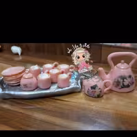 سرویس چایخوری مینیاتوری شامل 6 استکان 6 نعلبکی ،کتری، قوری ،سینی وقندان