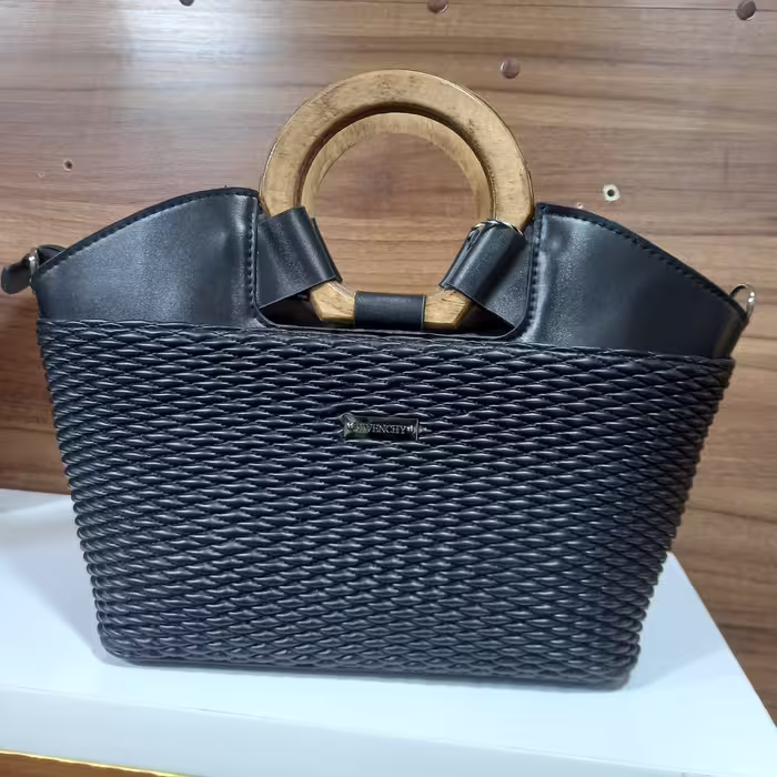 کیف مشکی دستی با دسته چوبی و چرم حصیر بافت