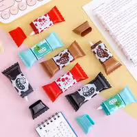 غلط گیر نواری فانتزی طرح شکلاتی در چهار رنگ مشکی قهوه ای، قرمز و فیروزه ای غلط گیر نواری فانتزی طرح شکلات های گاوی آلبال