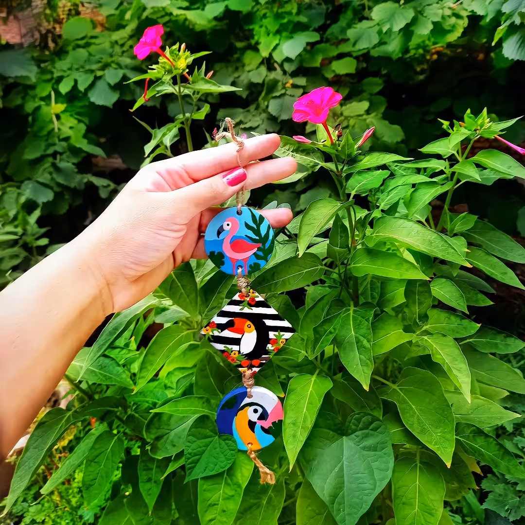 آویز سفالی سه عددی نقاشی شده پرنده های رنگارنگ