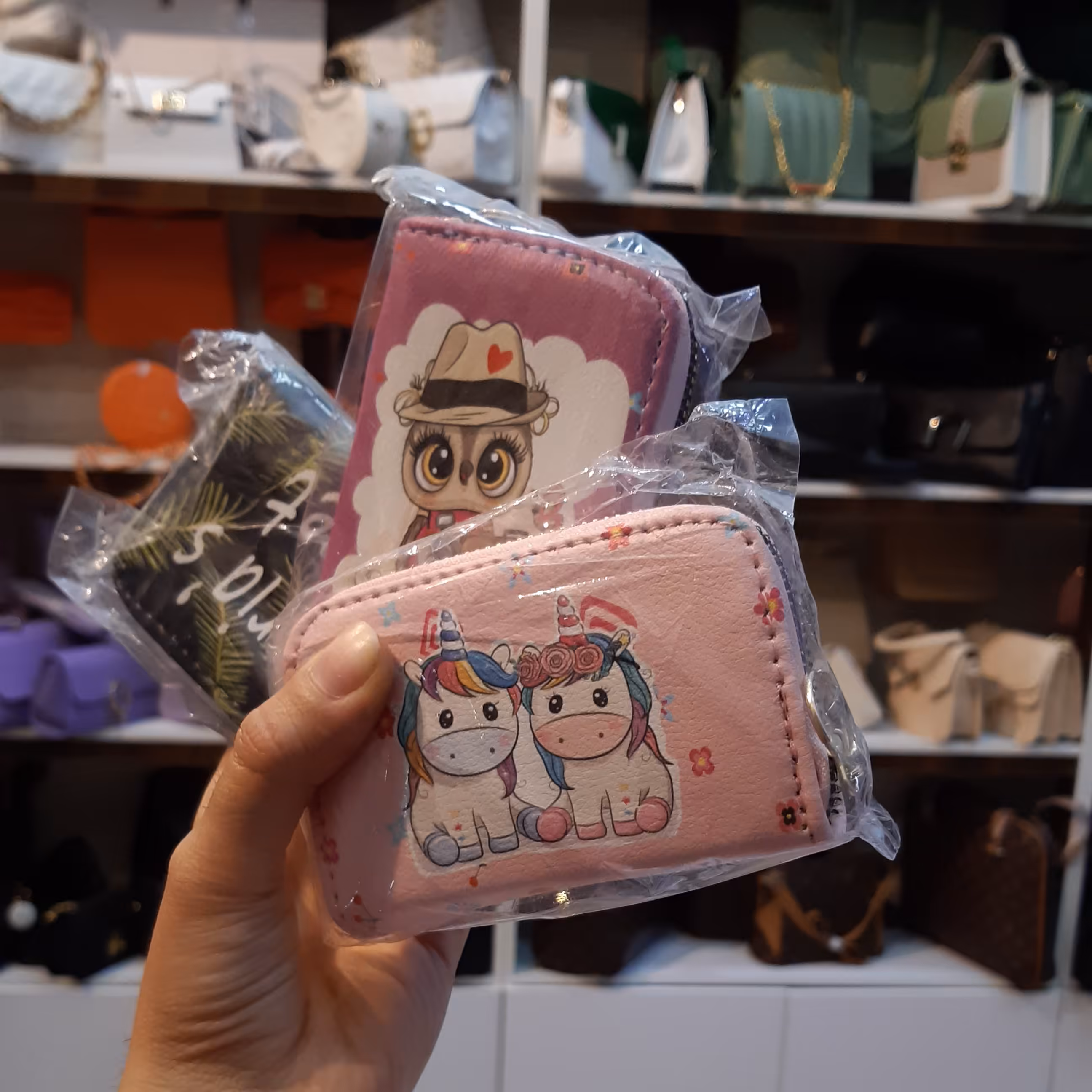 جاکاراتی فانتزی فوق العاده شیک و بامزه در طرح و رنگبندی متفاوت بیش از ده عدد کارت جا میشود جنس و کیفیت فوق العاده عالی