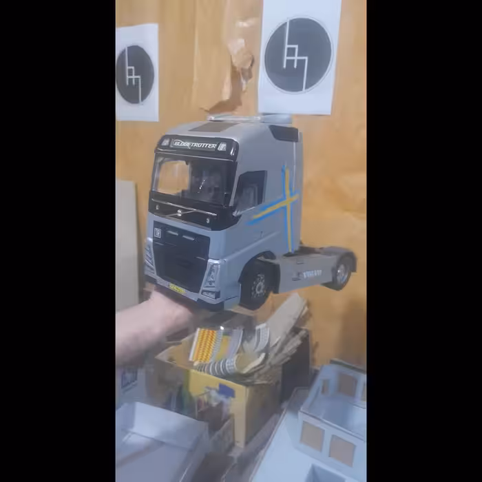 ماکت دست‌ساز کامیون اف  اچ پانصد FH500   رنگ نقره ای متریال چوب نورپردازی شده در مقیاس 1 به 16  