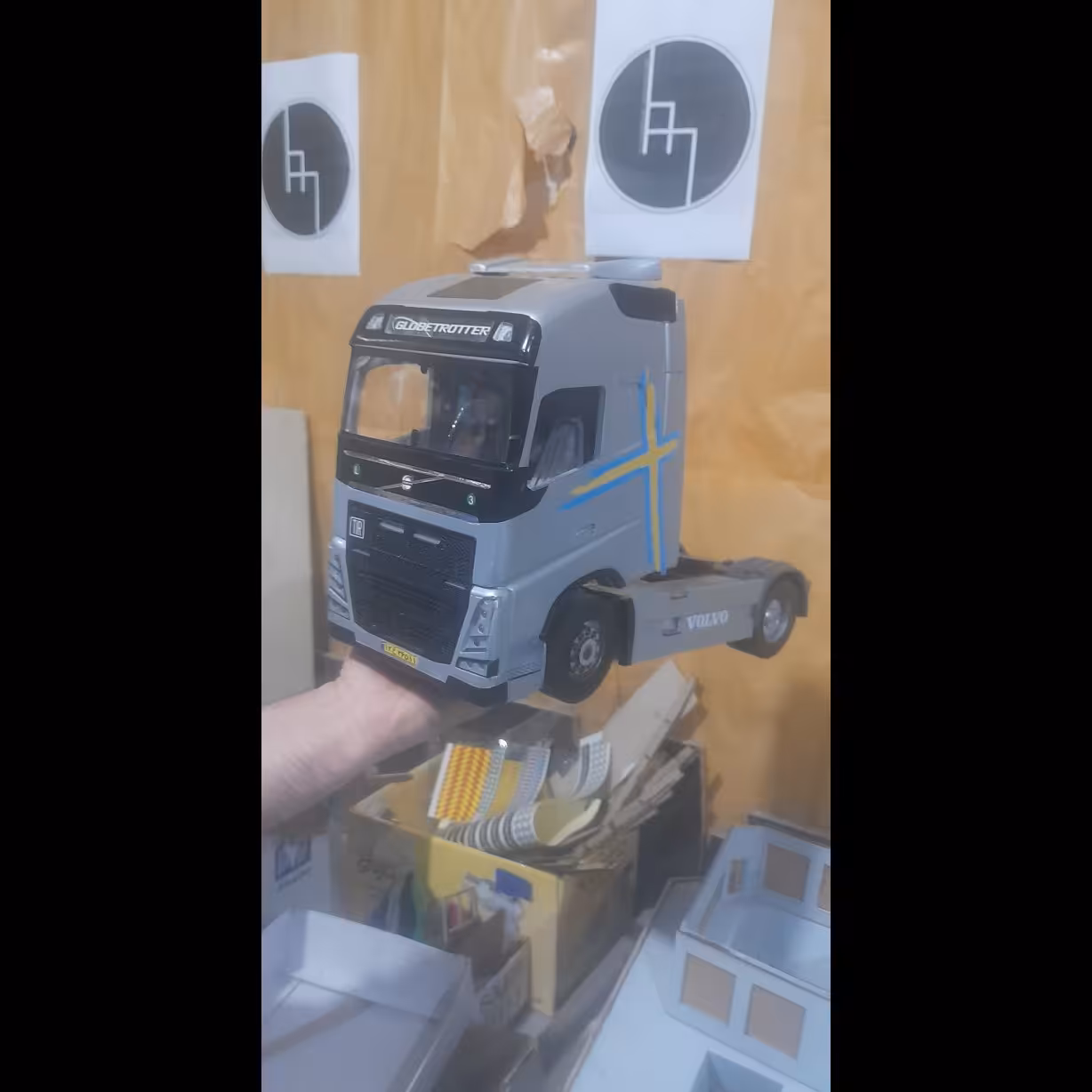 ماکت دست‌ساز کامیون اف  اچ پانصد FH500   رنگ نقره ای متریال چوب نورپردازی شده در مقیاس 1 به 16  