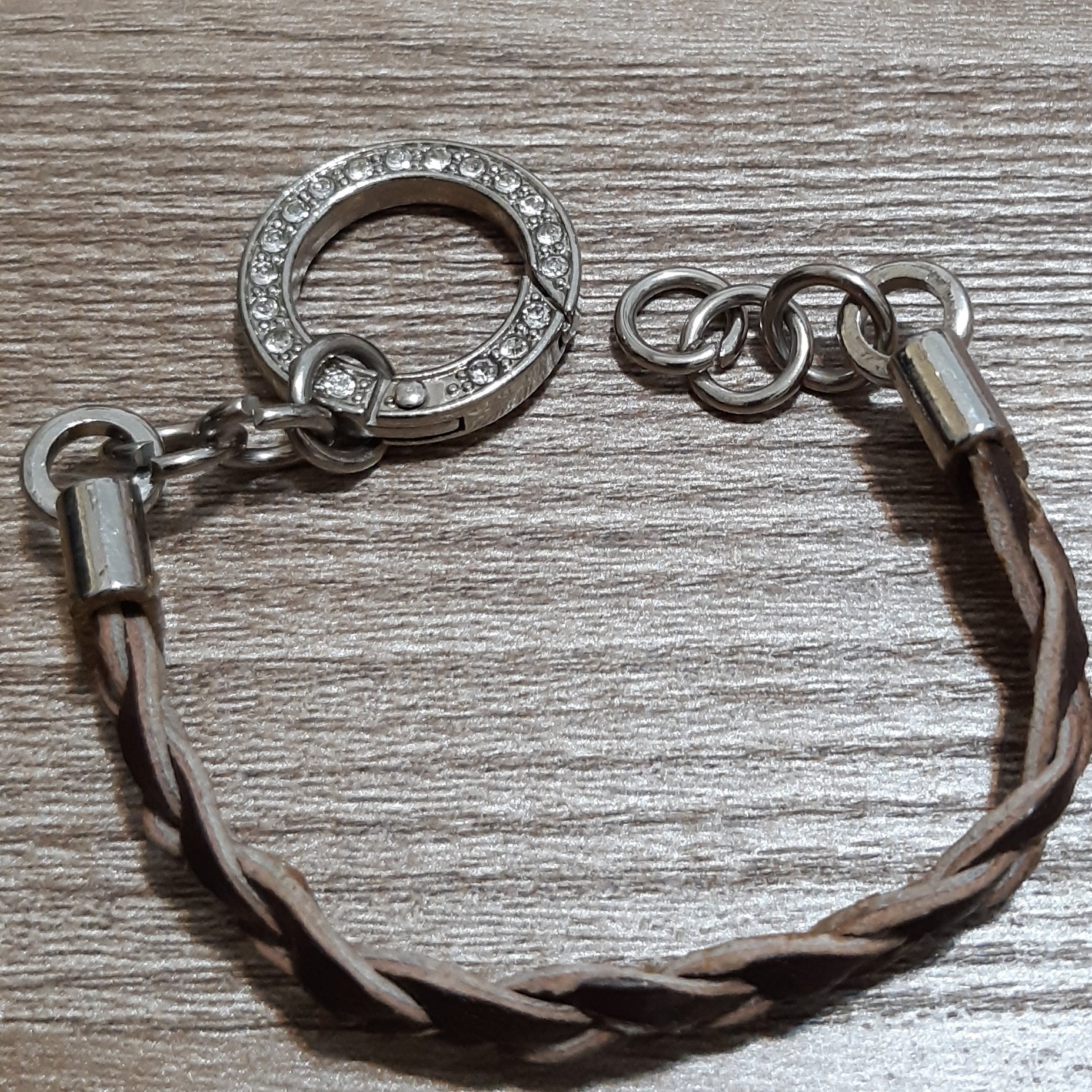 دستبند بافت چرمی باقفل نگیندار قهوه ای