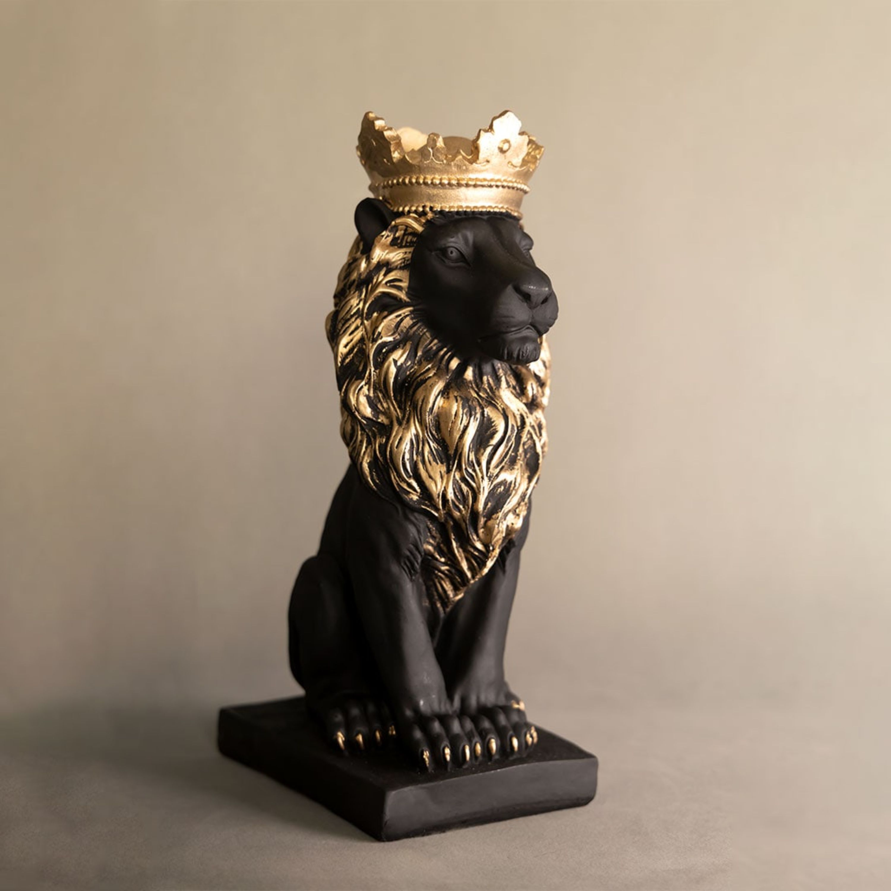 مجسمه شیرطلایی مشکی