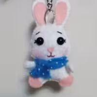 جا کلیدی نمدی خرگوش به همراه زنجیر و حلقه اتصال نمدی دست دوز