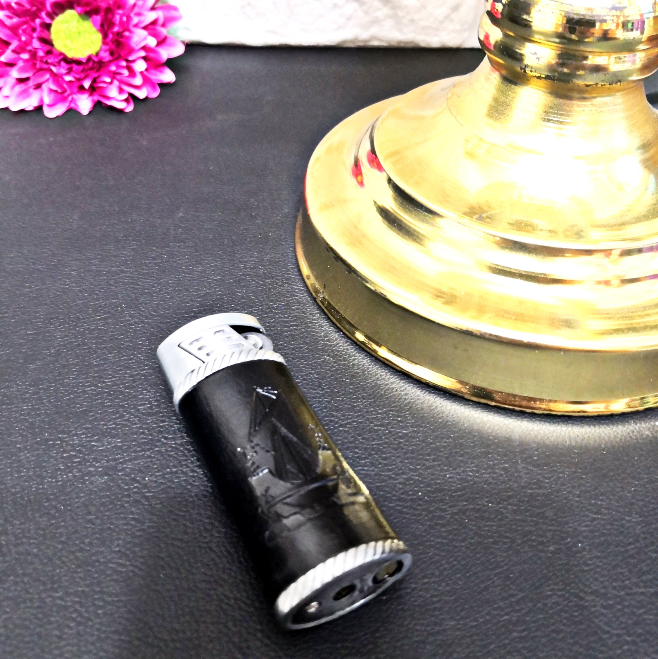 فندک اتمی، فلزی سنگی، دور چرم طبیعی نقش نگار دار، در دو رنگ مشکی و عسلی